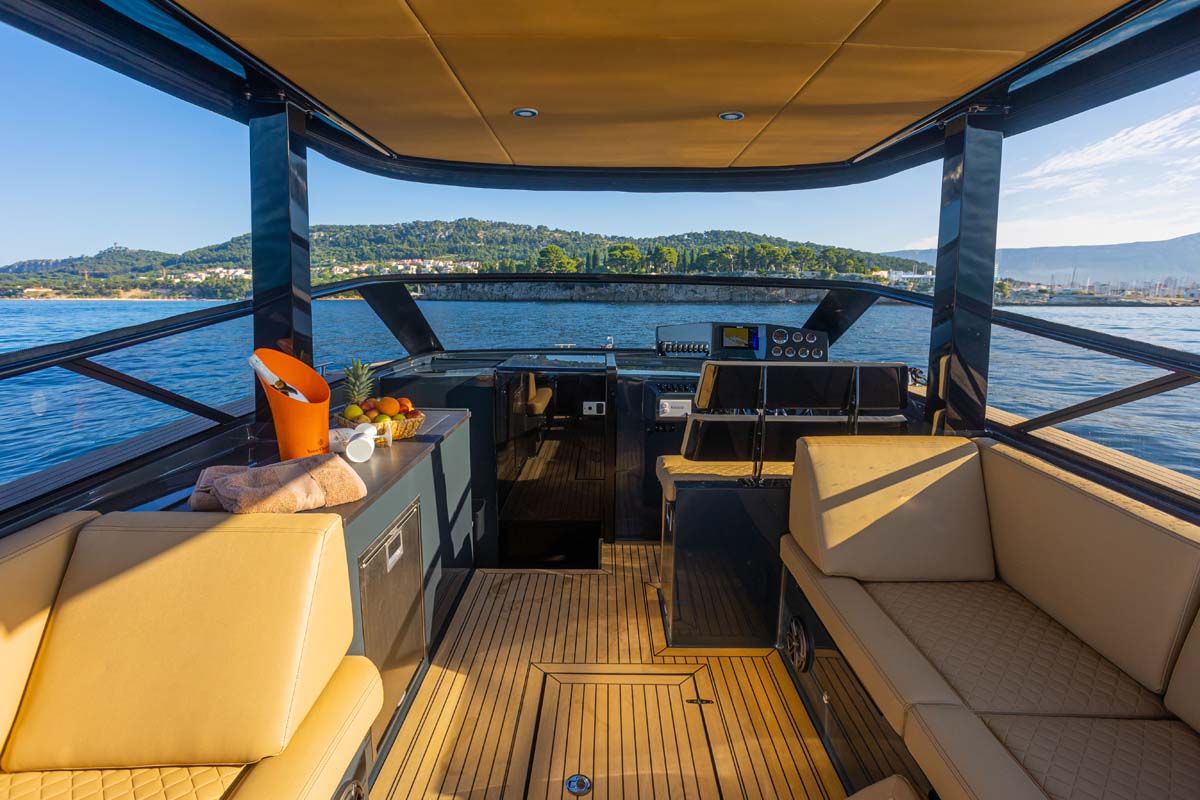 colnago-35-boat-tour-seating-area-luxury-charter