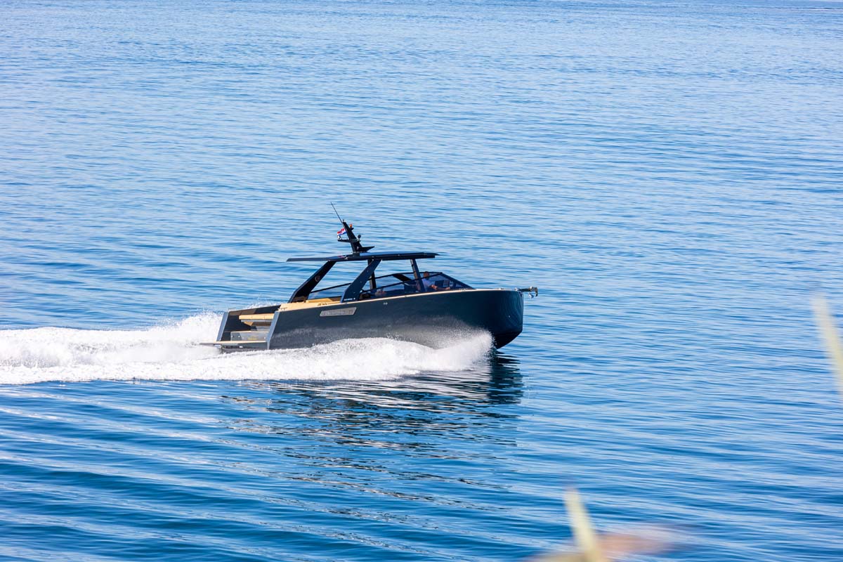 Colnago 35 cruising Adriatic Sea private boat tour