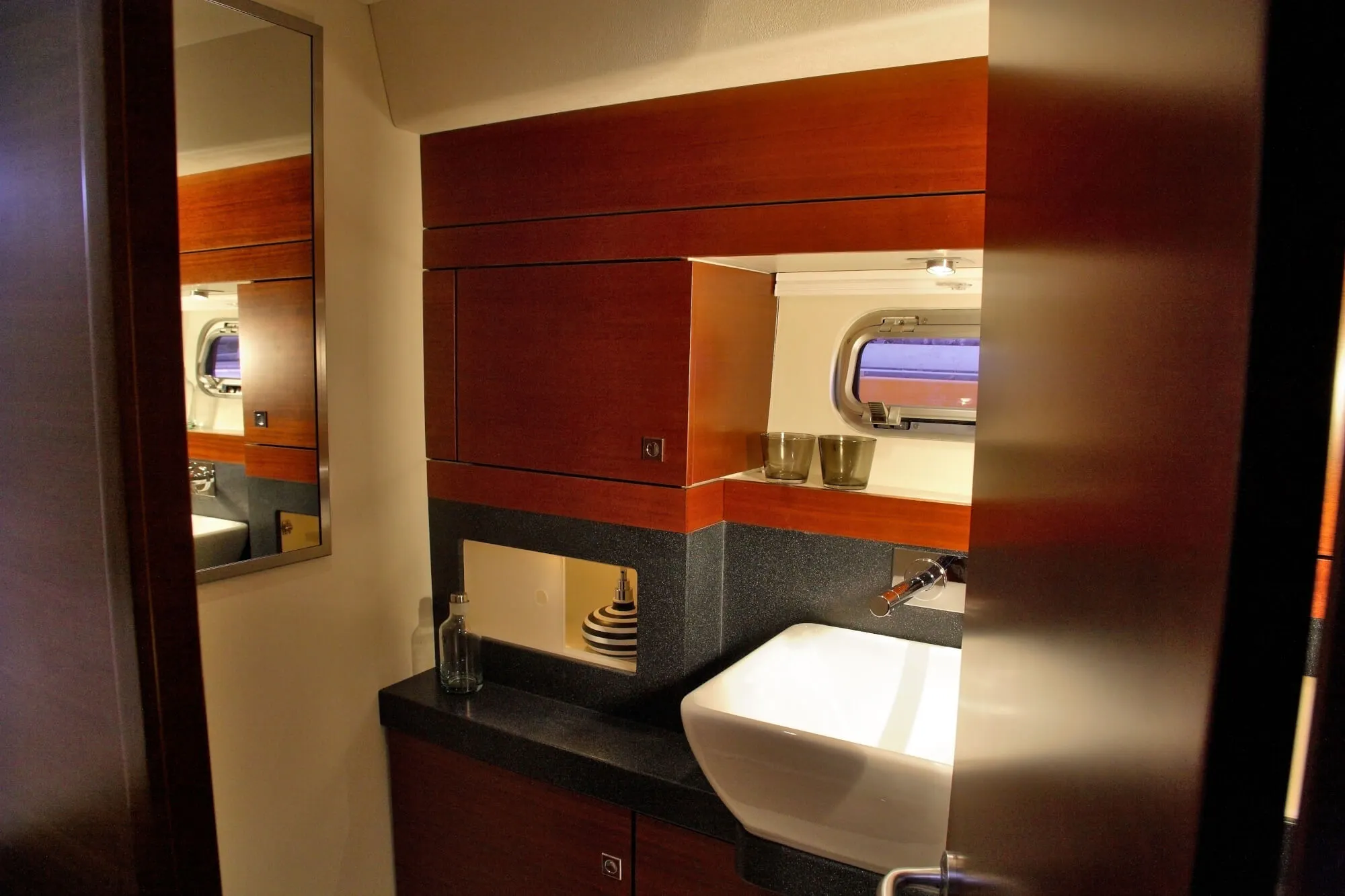 fjord-40-cruiser-photo-interieur-2009-0508-fj40-cruiser-100_1390521959630987161_2000