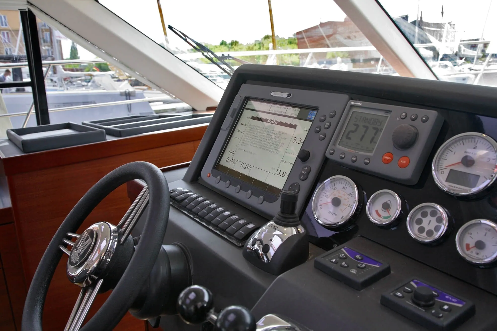 fjord-40-cruiser-photo-interieur-2009-0508-fj40-cruiser-205_1390521953642472392_2000