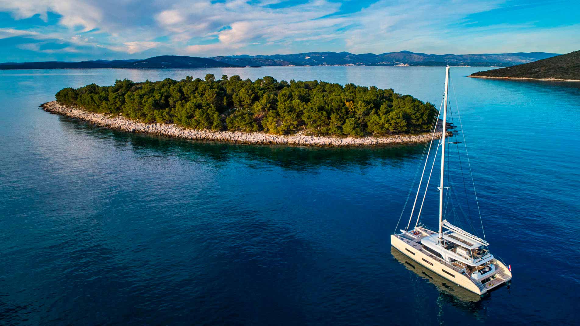 04-AMADA-MIA-sailing-toward-island-23