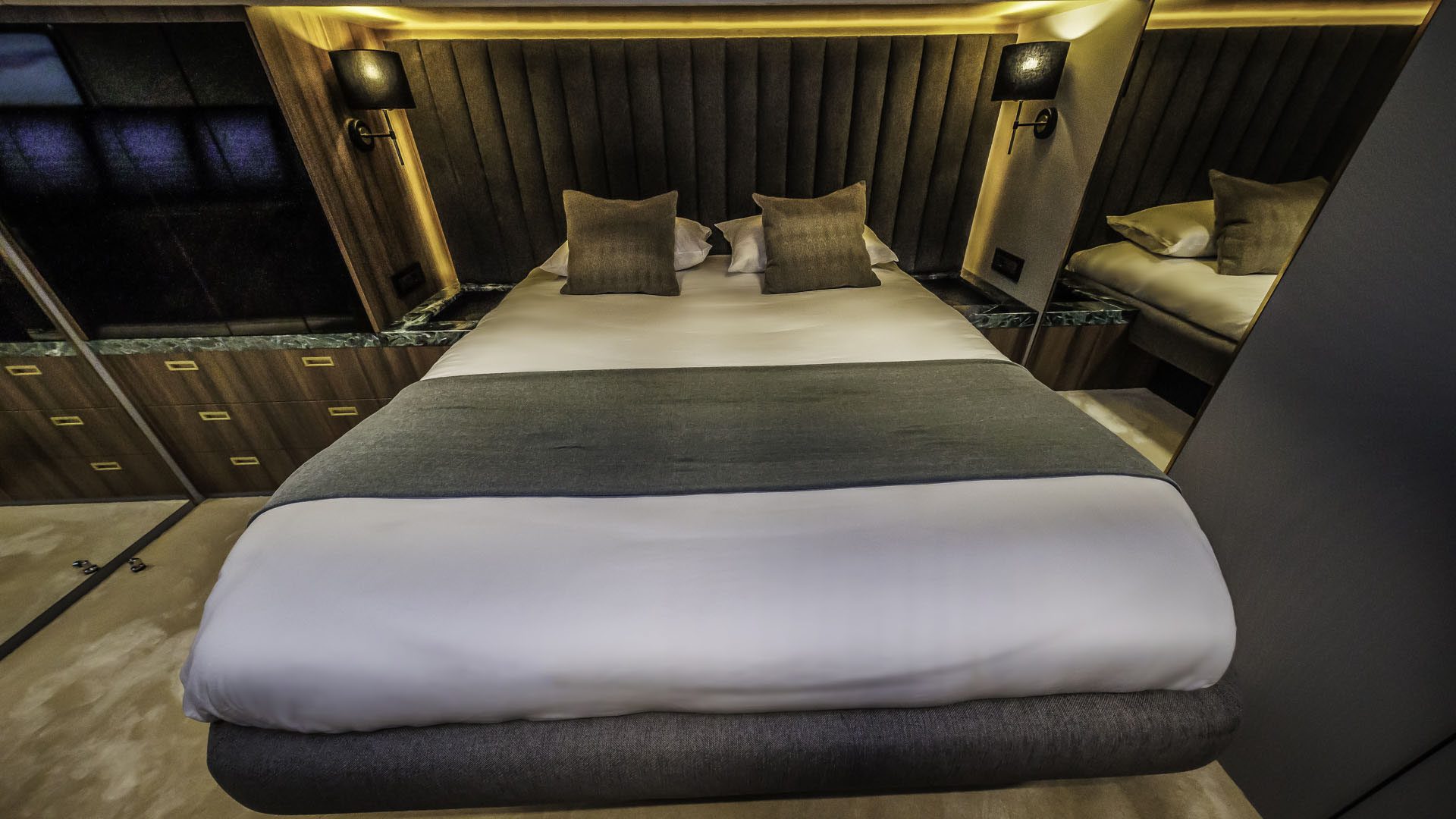 14-1-Over-the-Moon-Master-cabin-Stbd-aft-2