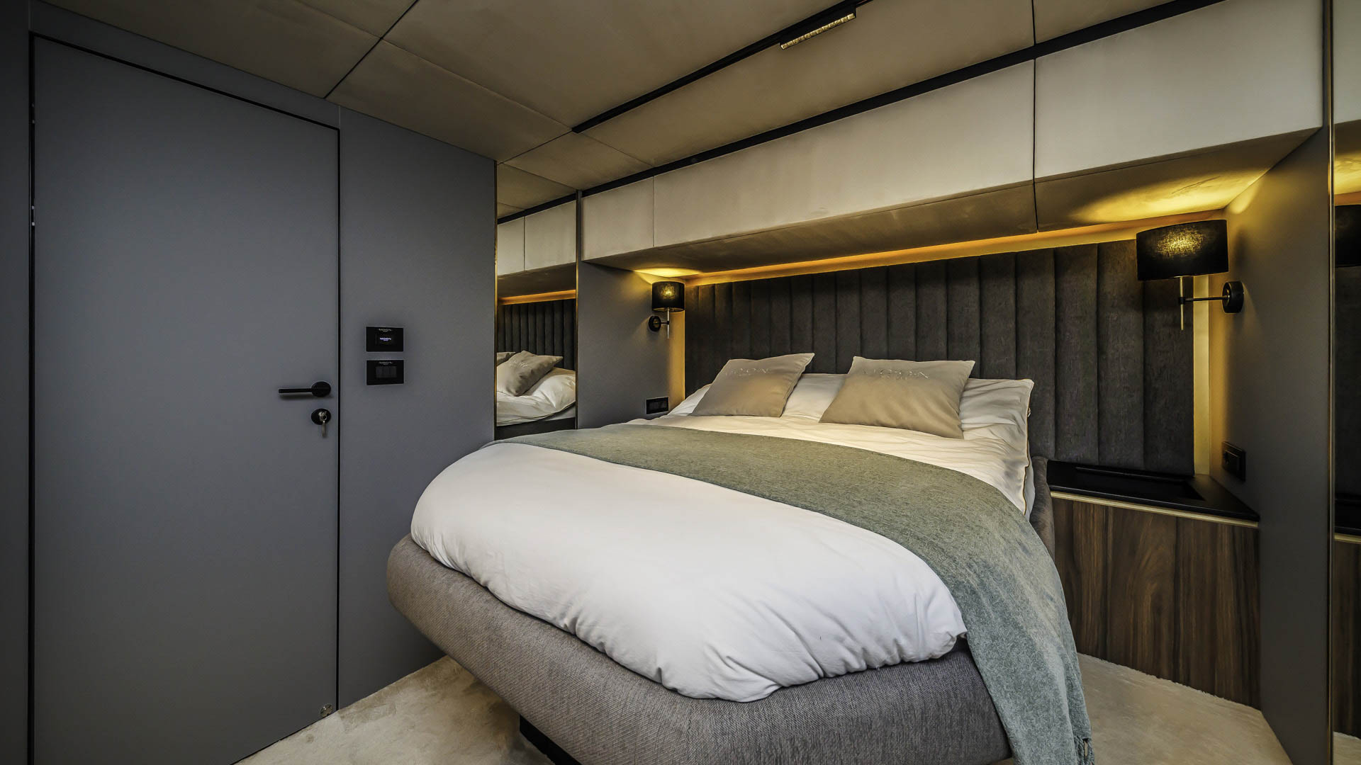 16-Over-the-Moon-Double-cabin-portside-aft