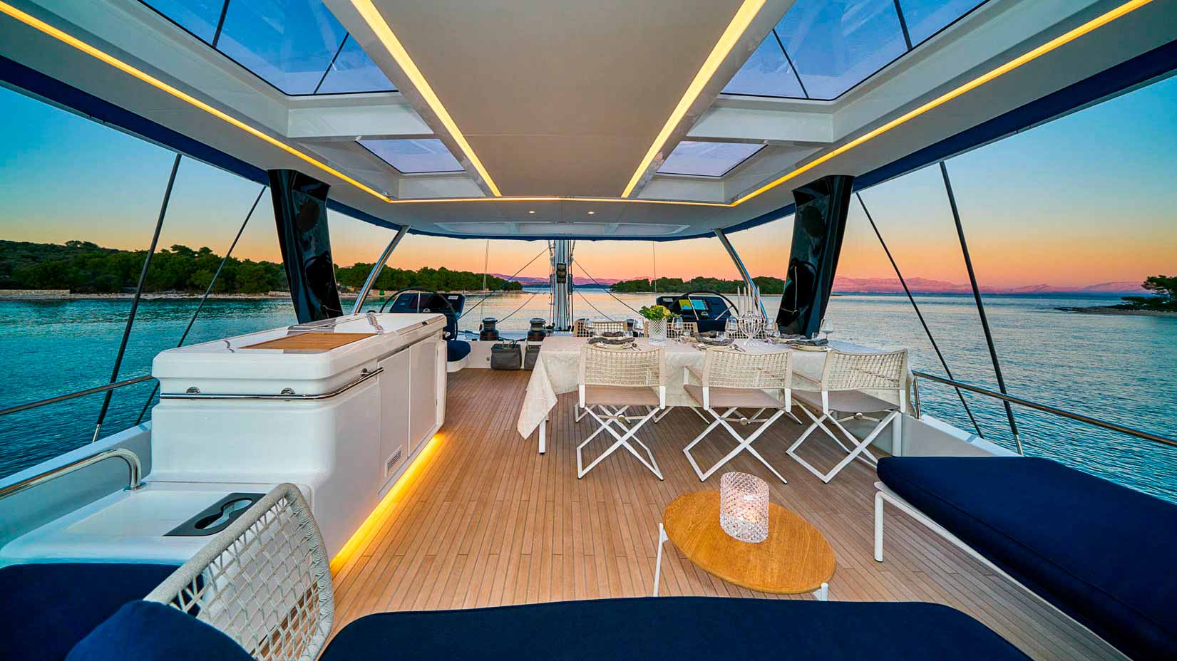 19-AMADA-MIA-flybridge-dining-table-16