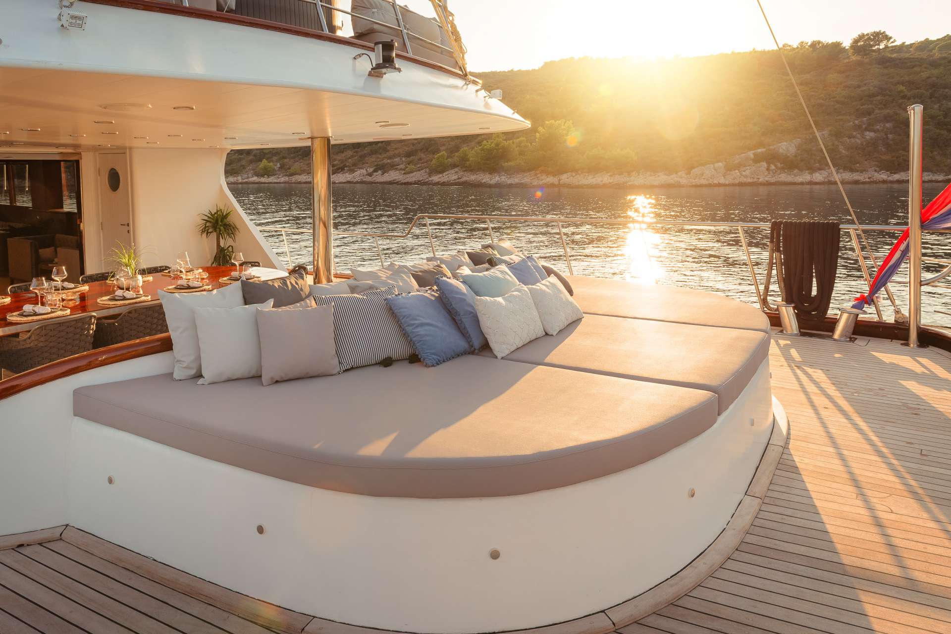 2 LG aft lounge (2)