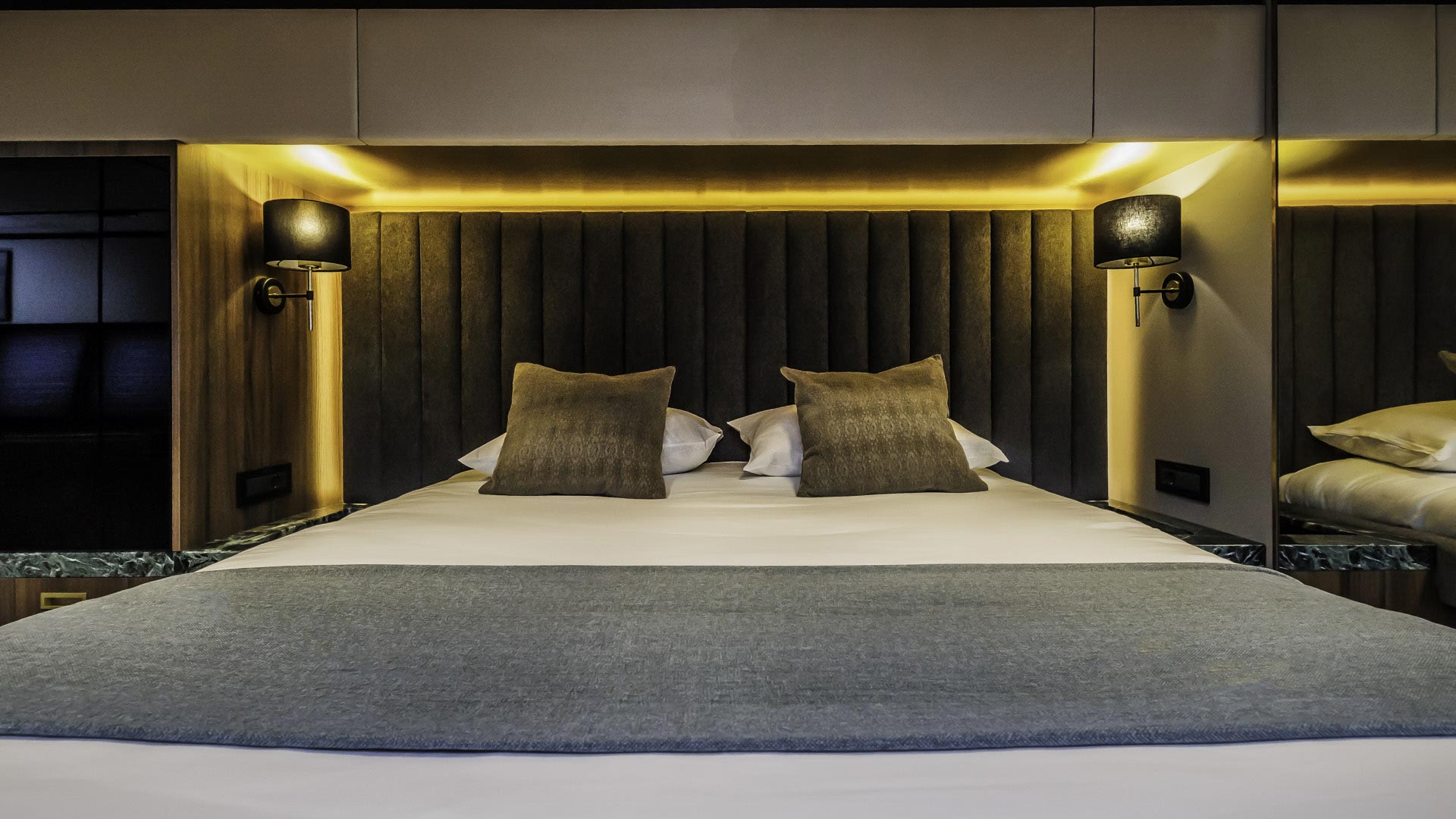 20-Over-the-Moon-Double-cabin-port-side-bow-another-view