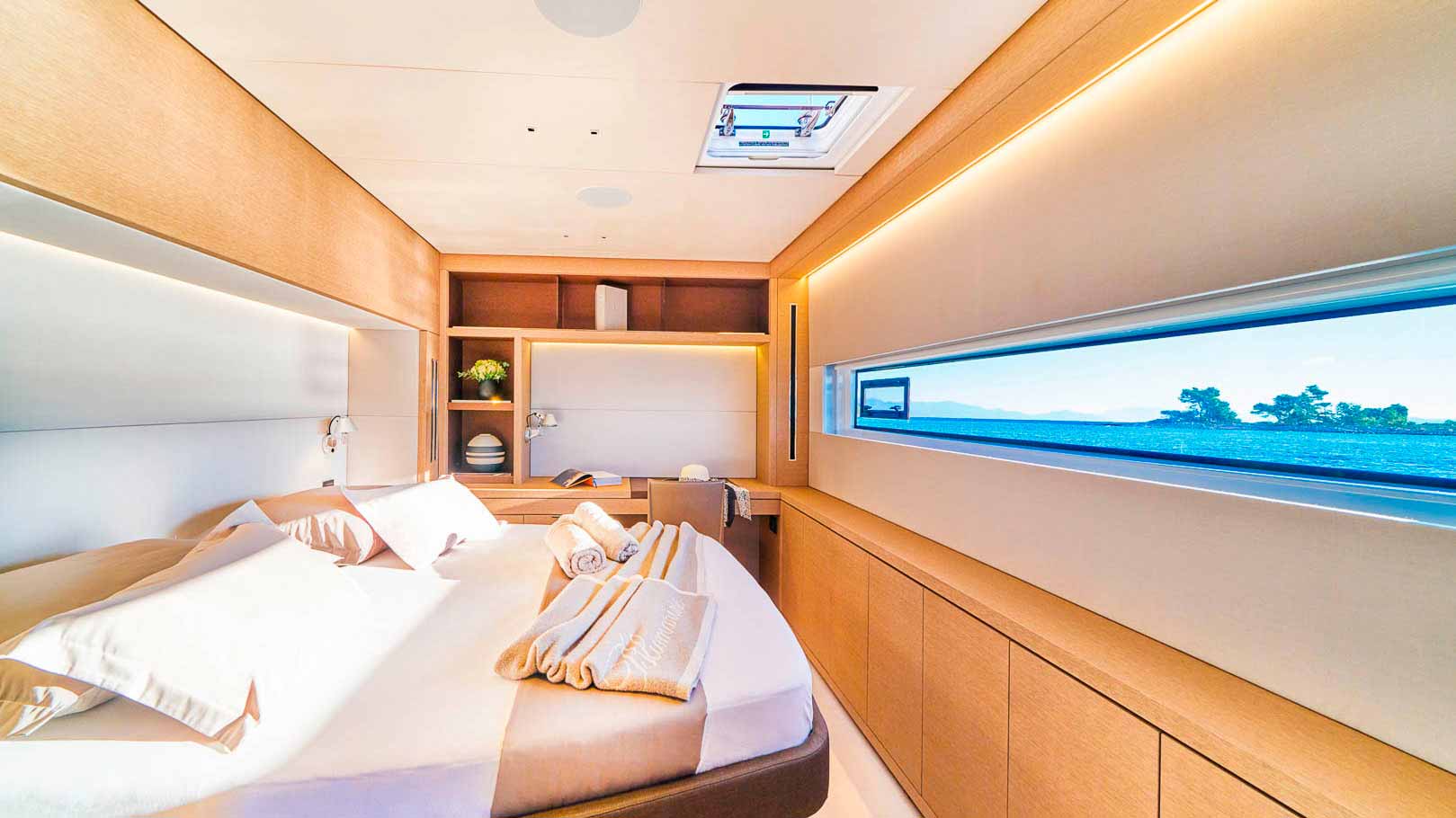 23-AMADA-MIA-master-cabin-1