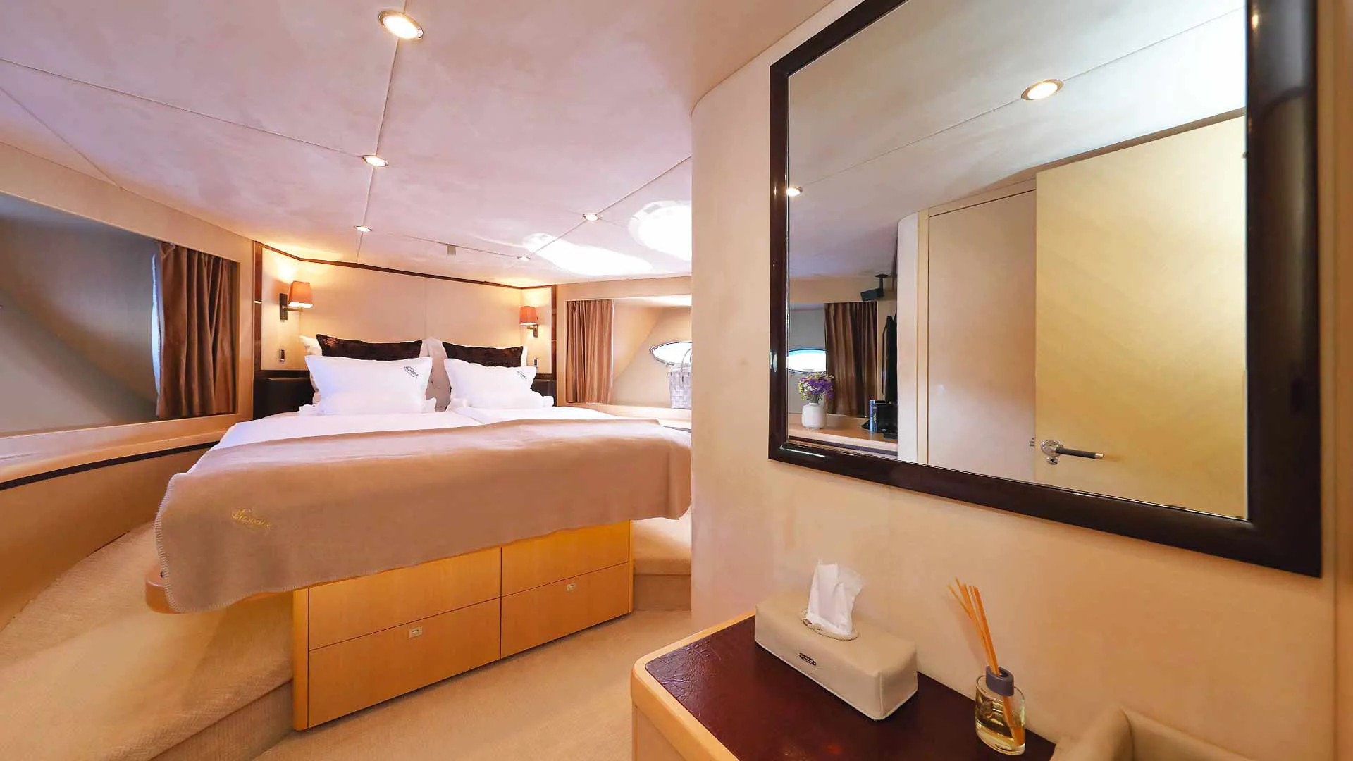 2_10-INISEME-VIP-CABIN-f1.jpg