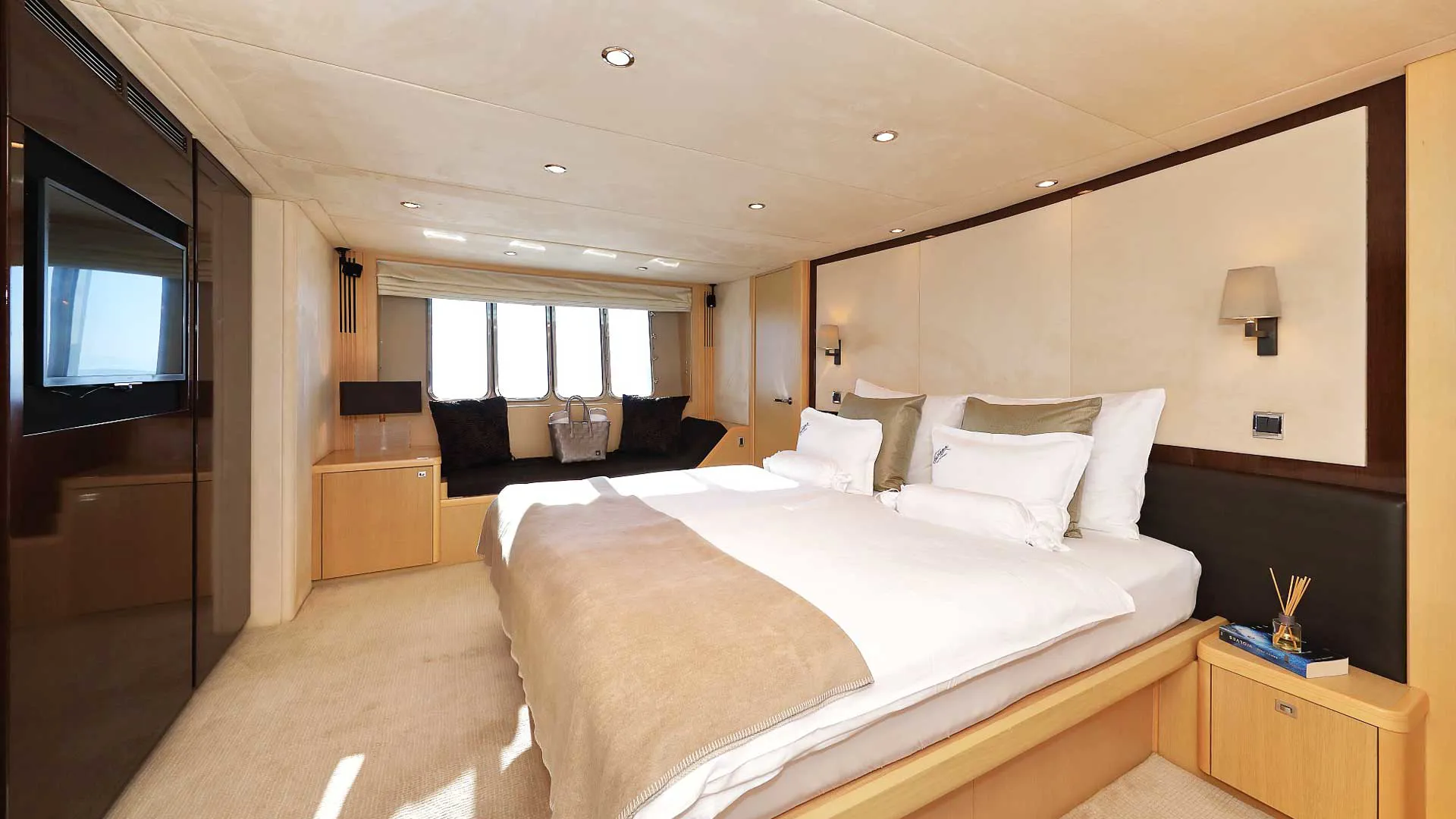 2_22-insieme-MASTER-CABIN-f1.jpg