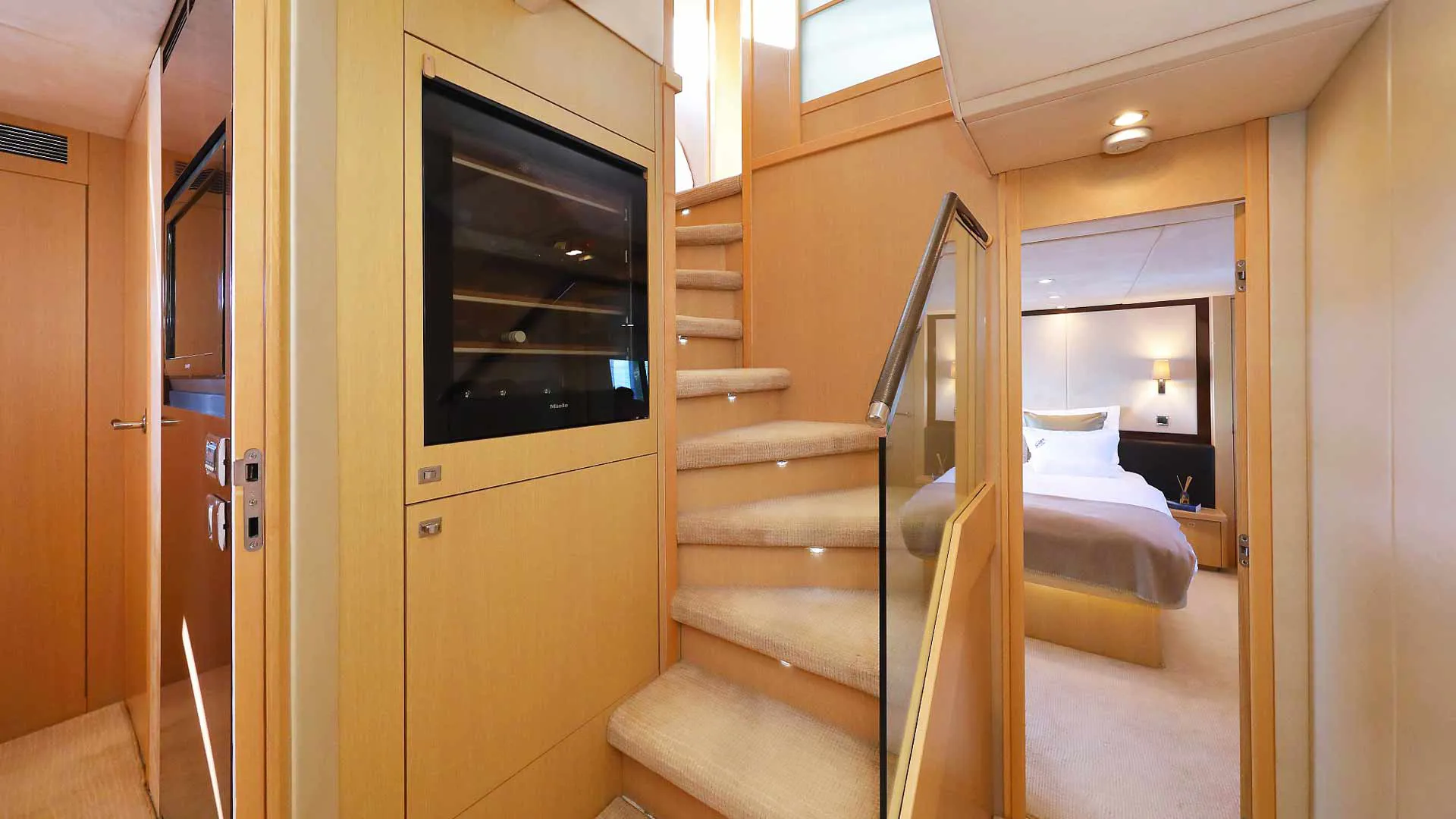 4_11-INSIEME-ENTRANCE-TO-CABINS-f1.jpg