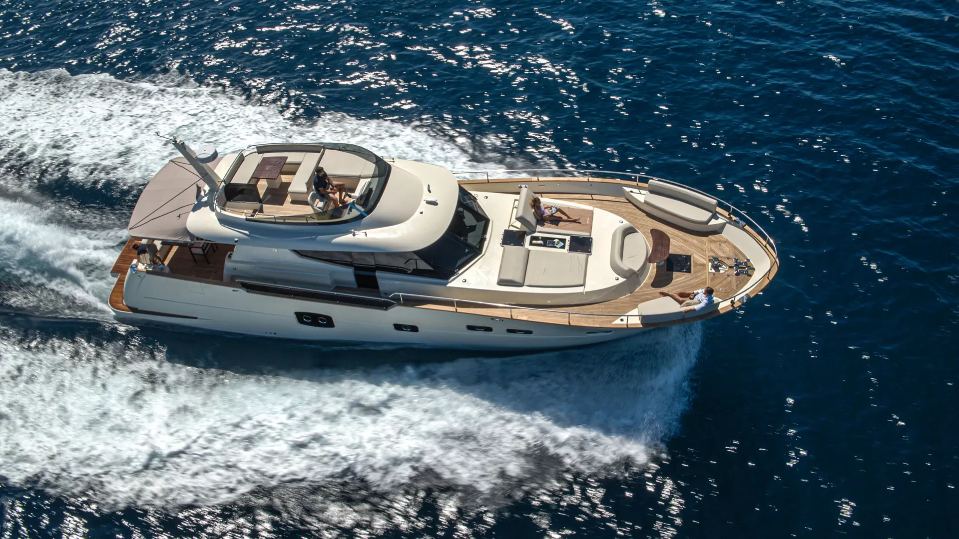 exterier-charter-gallery-flybridge.jpg