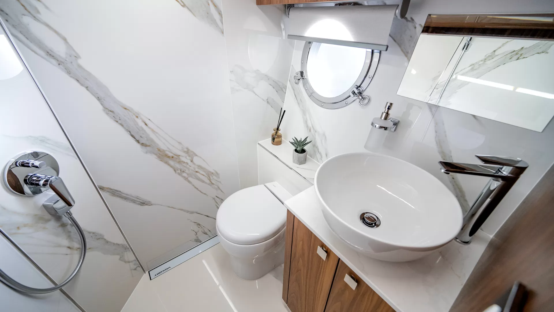 m70-fly-bathroom-vip-2.jpg