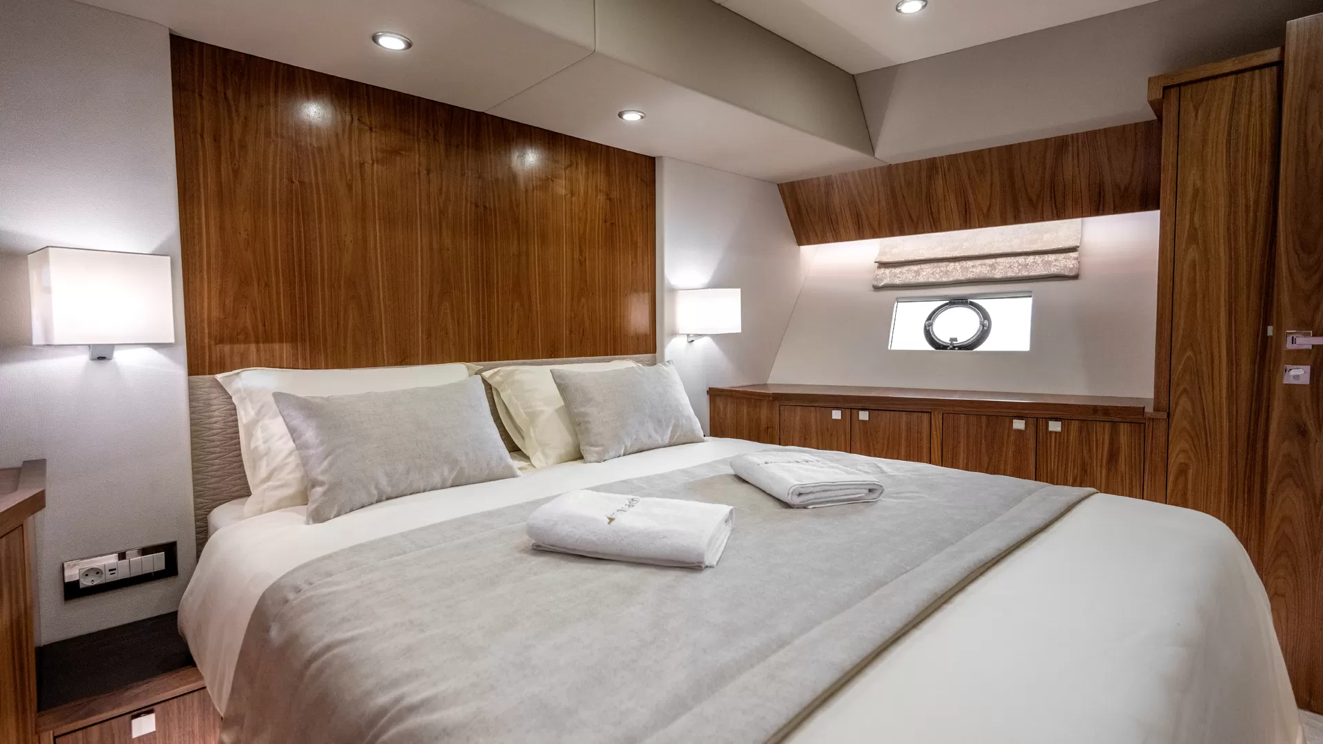 m70-fly-doublebed-vip-2.jpg
