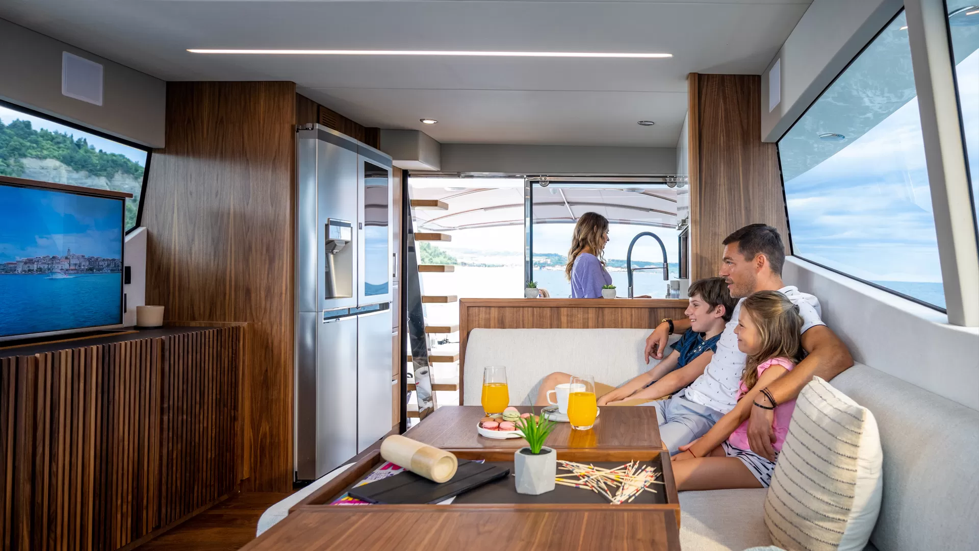 m70-fly-saloon-tv.jpg