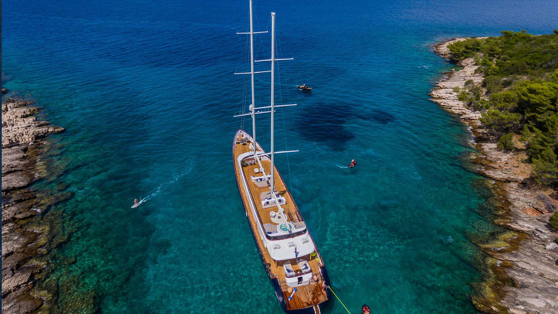 03-clase-azul-luxury-sailing-on-anchor