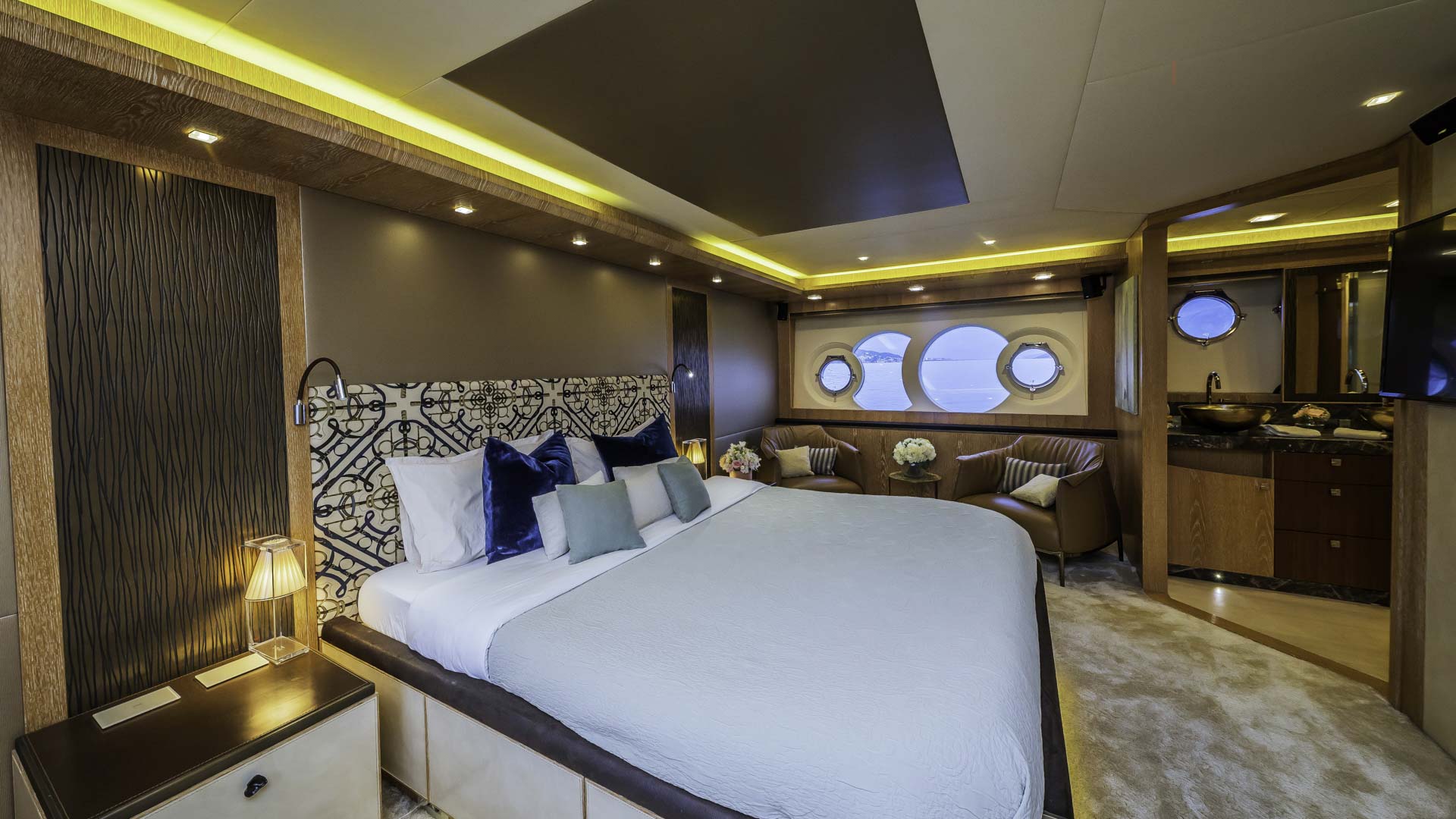 16-GIORGIO-Master-cabin-side-view_