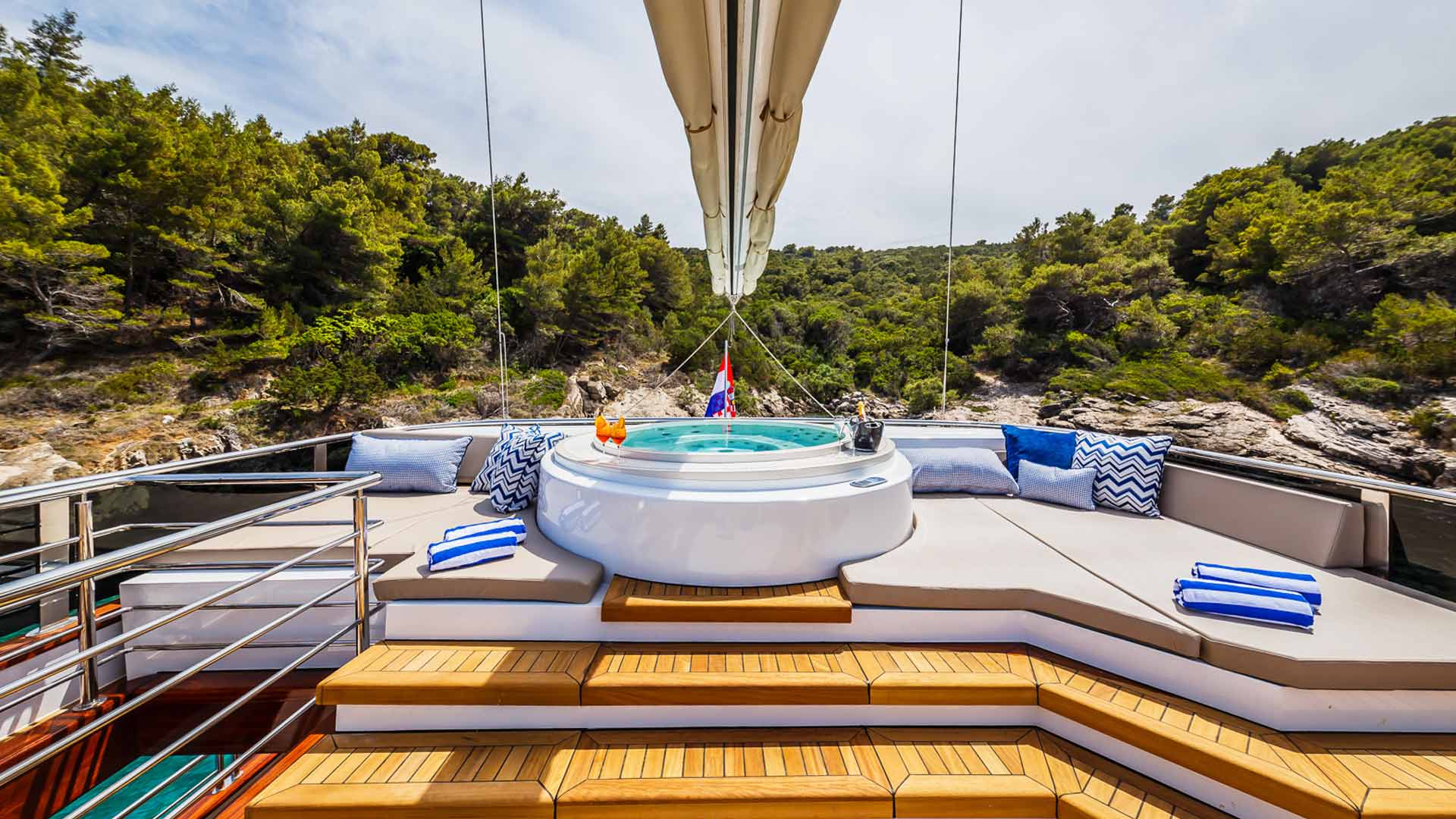 24-clase-azul-yacht-charter-sundeck-jacuzzi