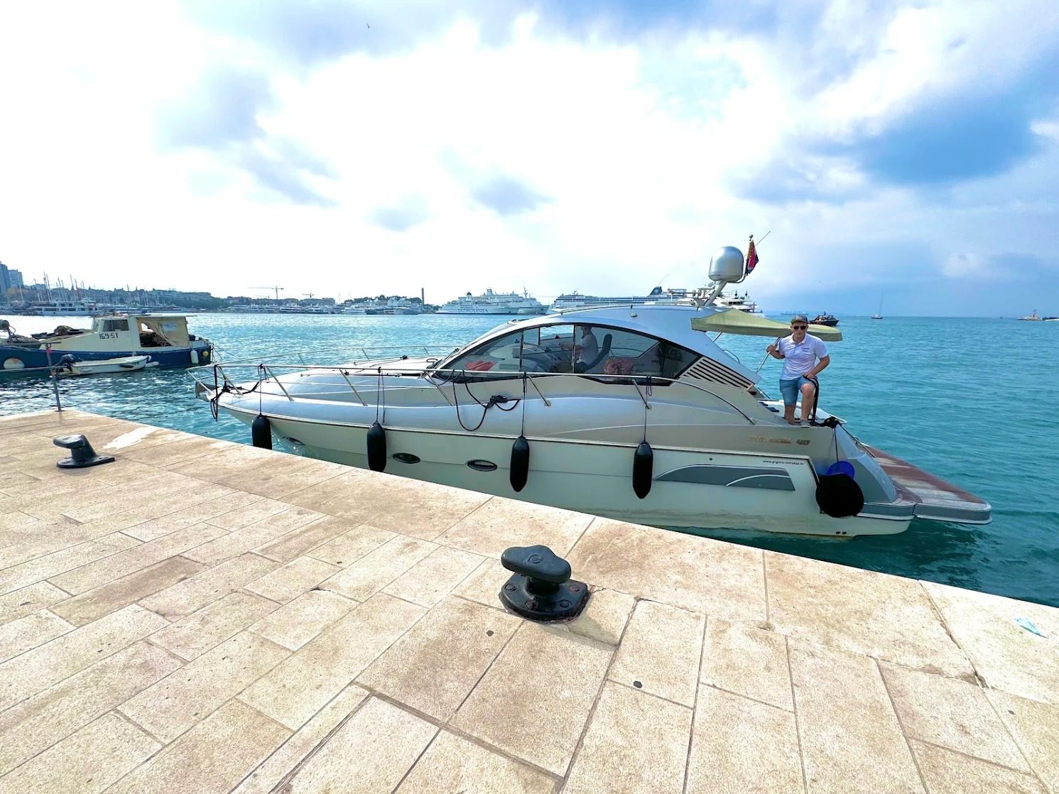 Mirakul 40 motor boat exterior luxury daily charter Croatia