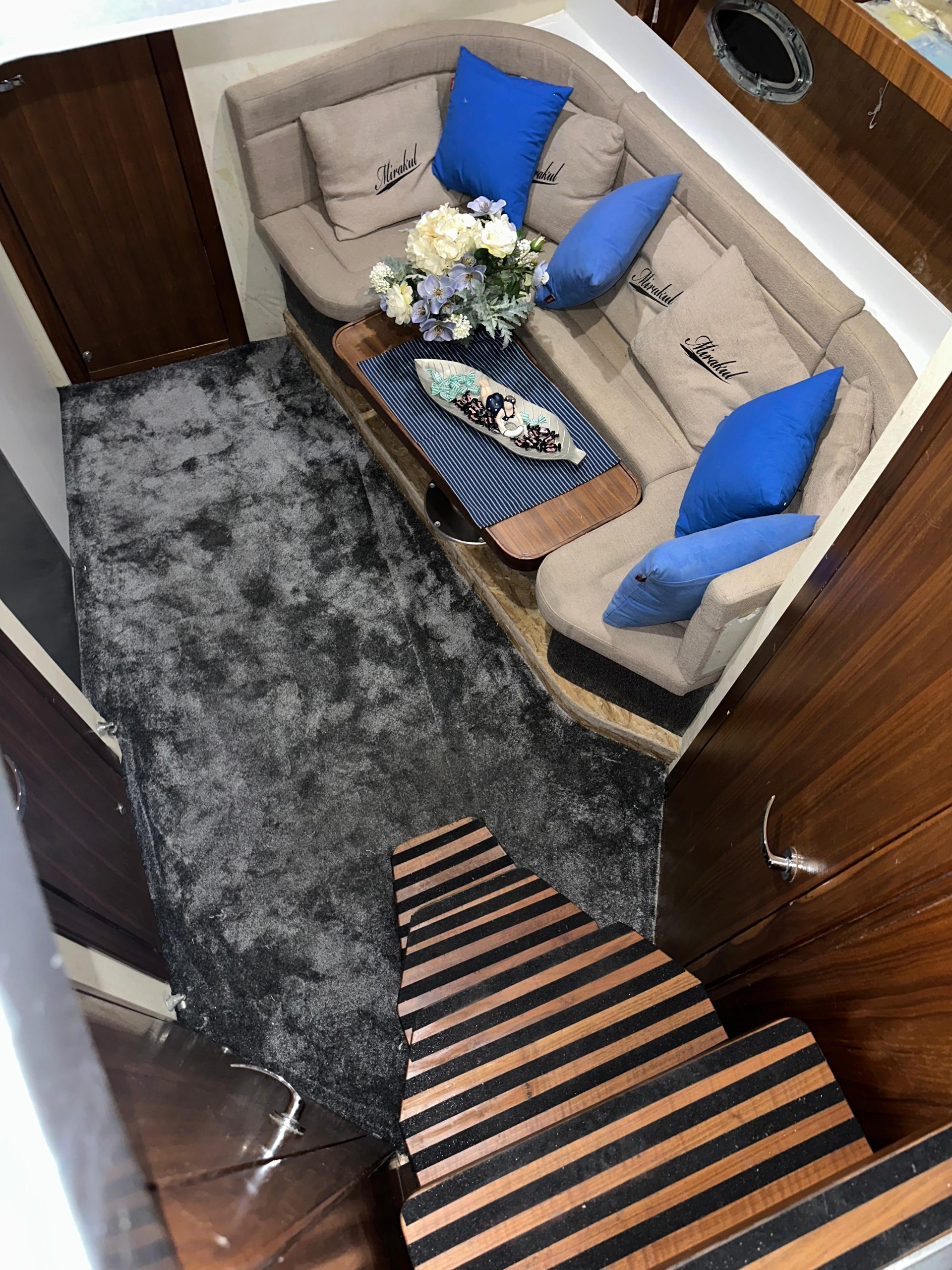 Mirakul 40 charter cruising Adriatic Sea private boat