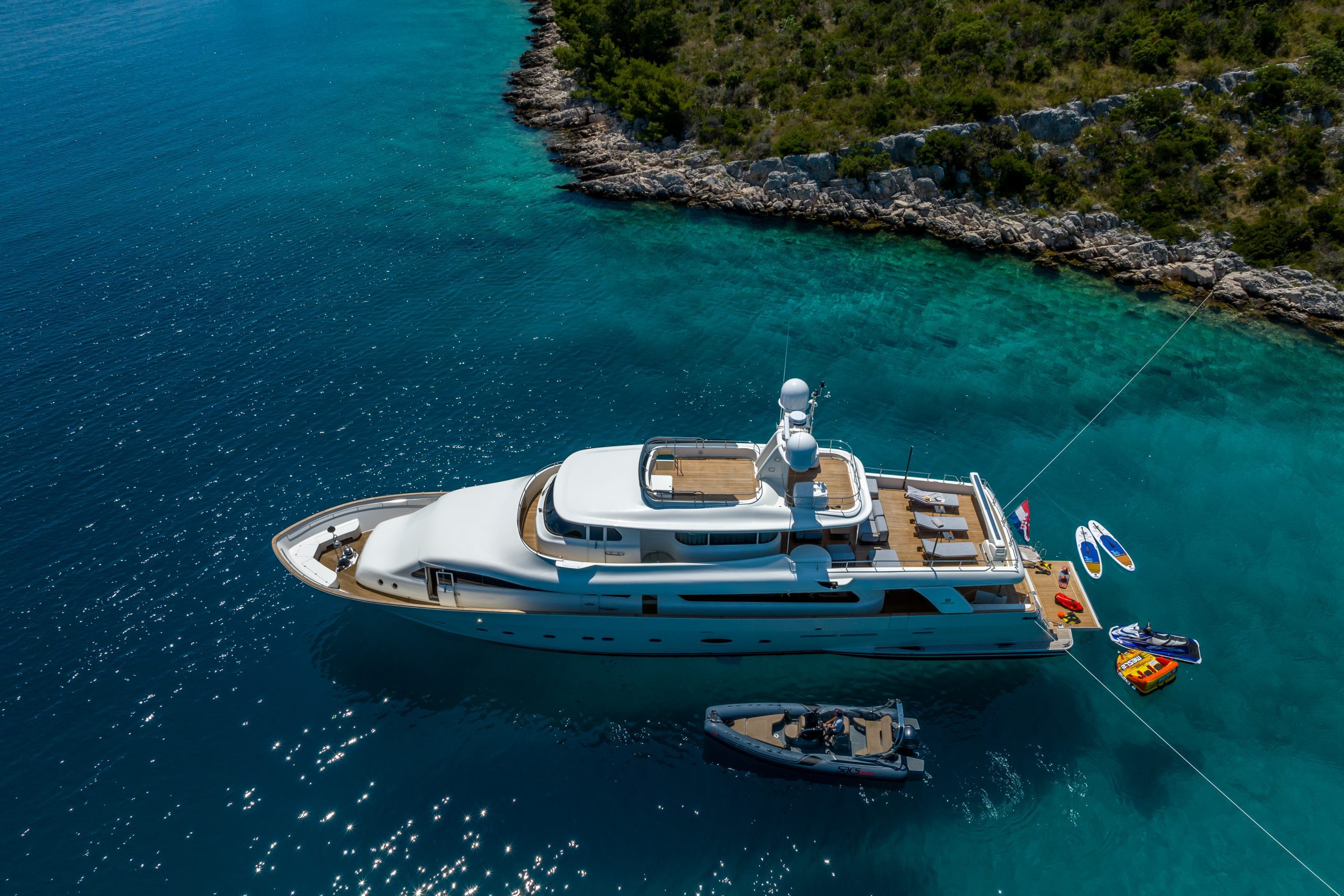 04-Klobuk-portside-anchored_