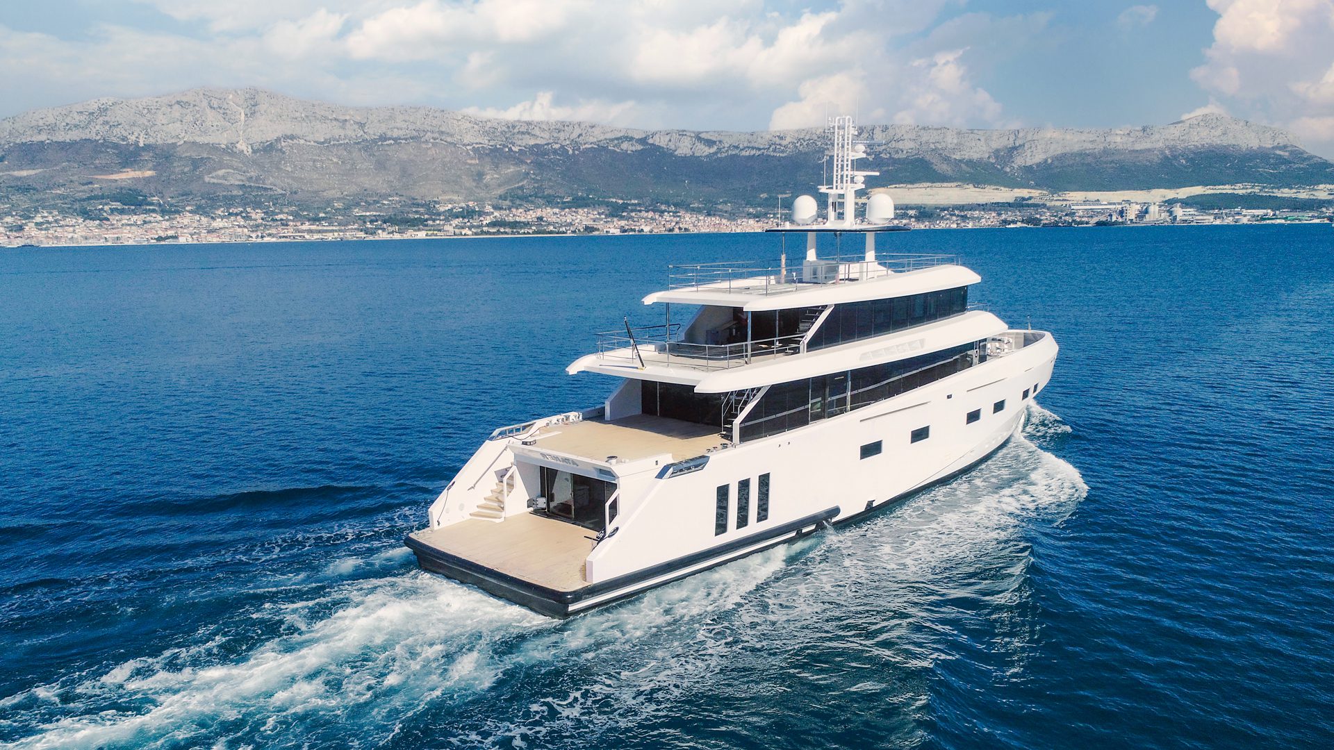 05-RENATA-stern-cruising_