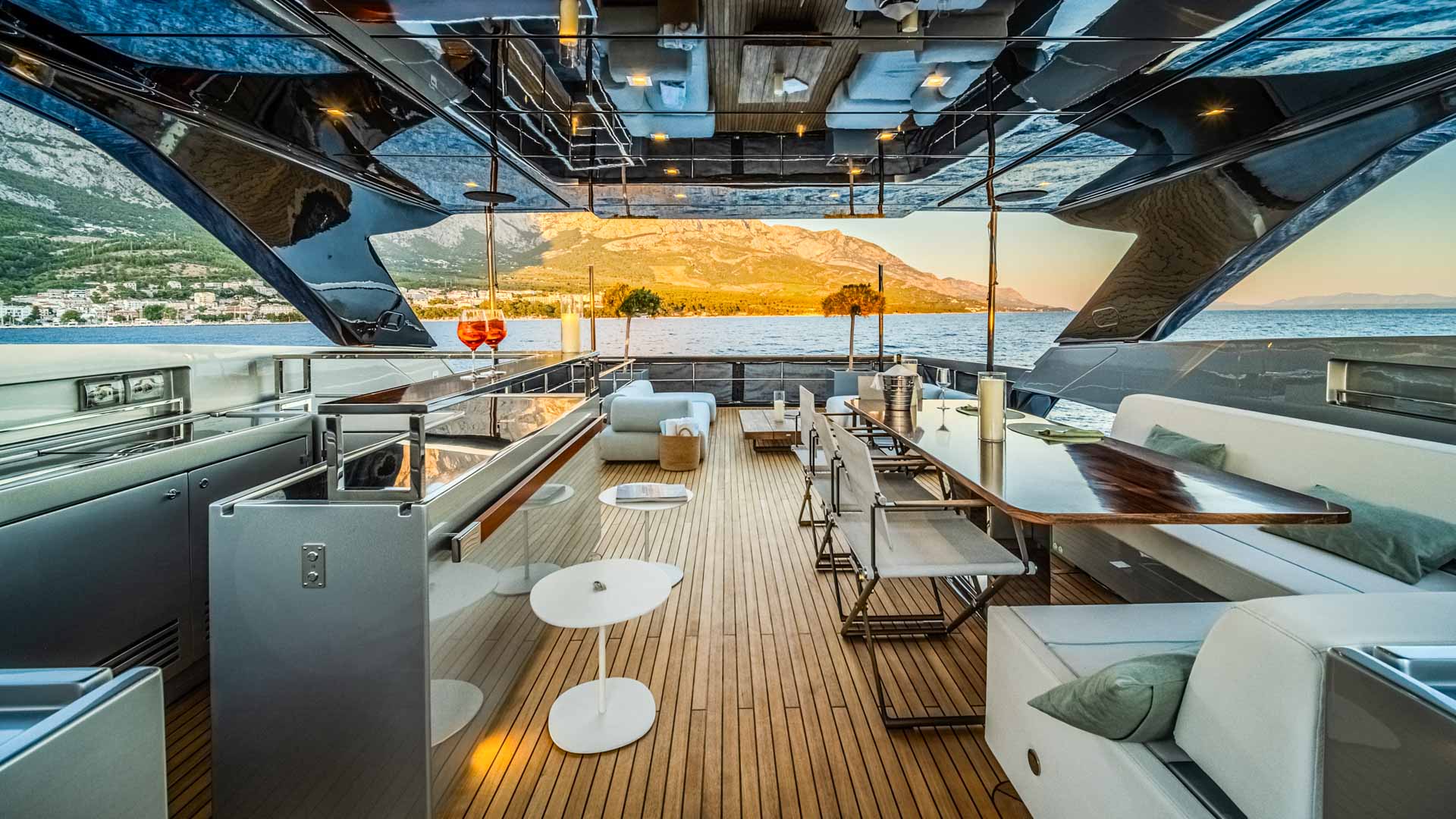 15-No-Stress-888-flybridge-bar_