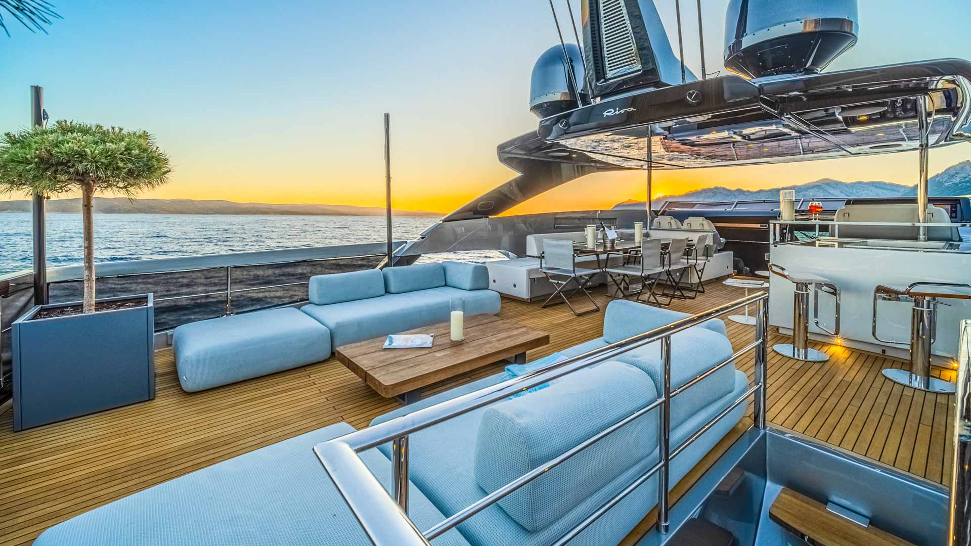 16-No-Stress-888-flybridge-dining-area_