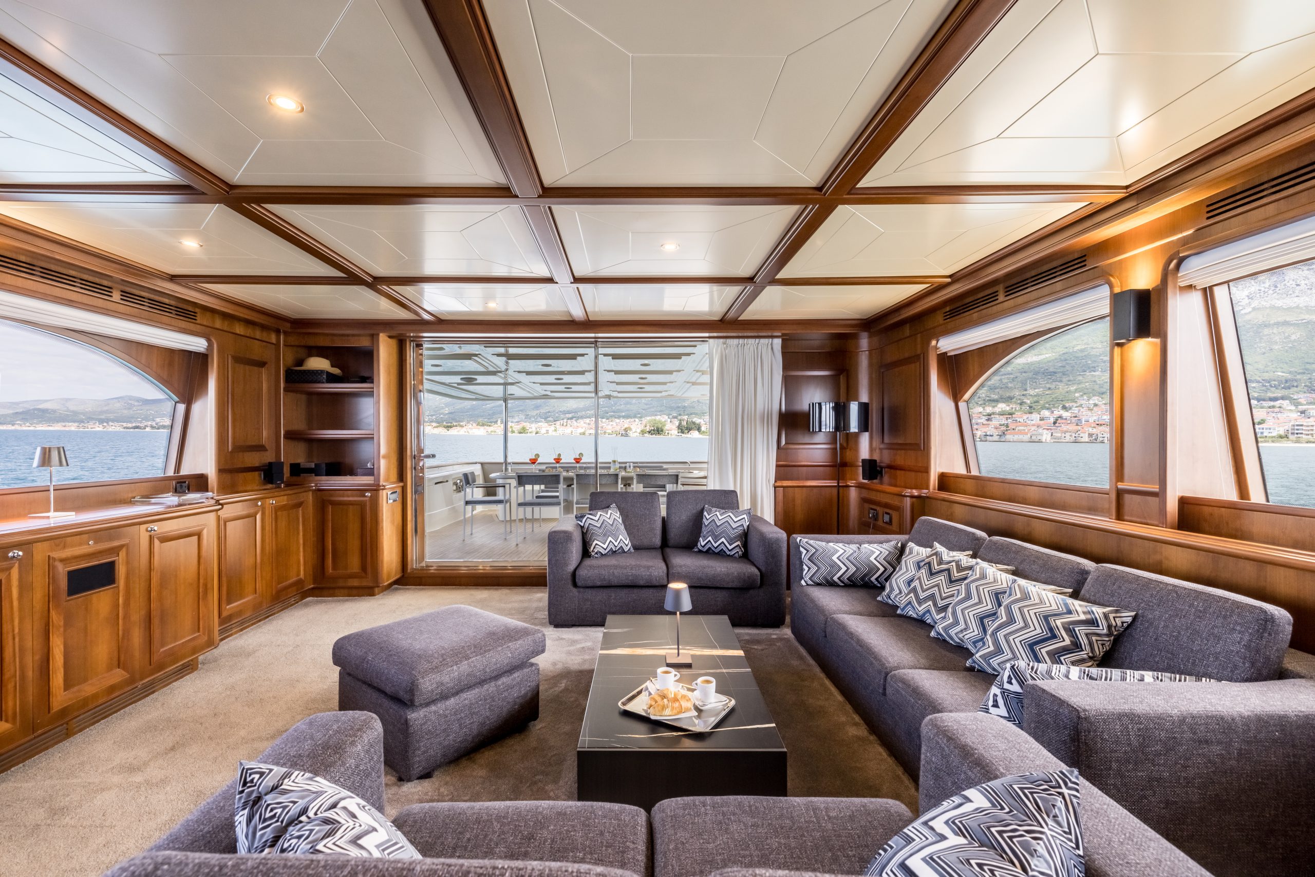 17-Klobuk-salon-view-towards-stern_