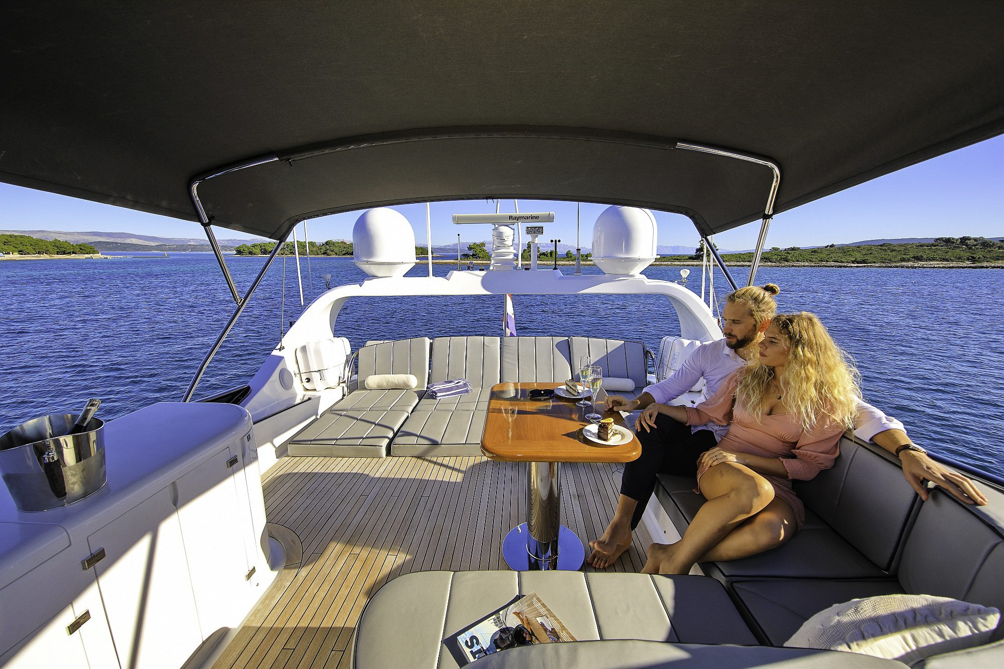 18-HOPE-I-fly-al-fresco-table _