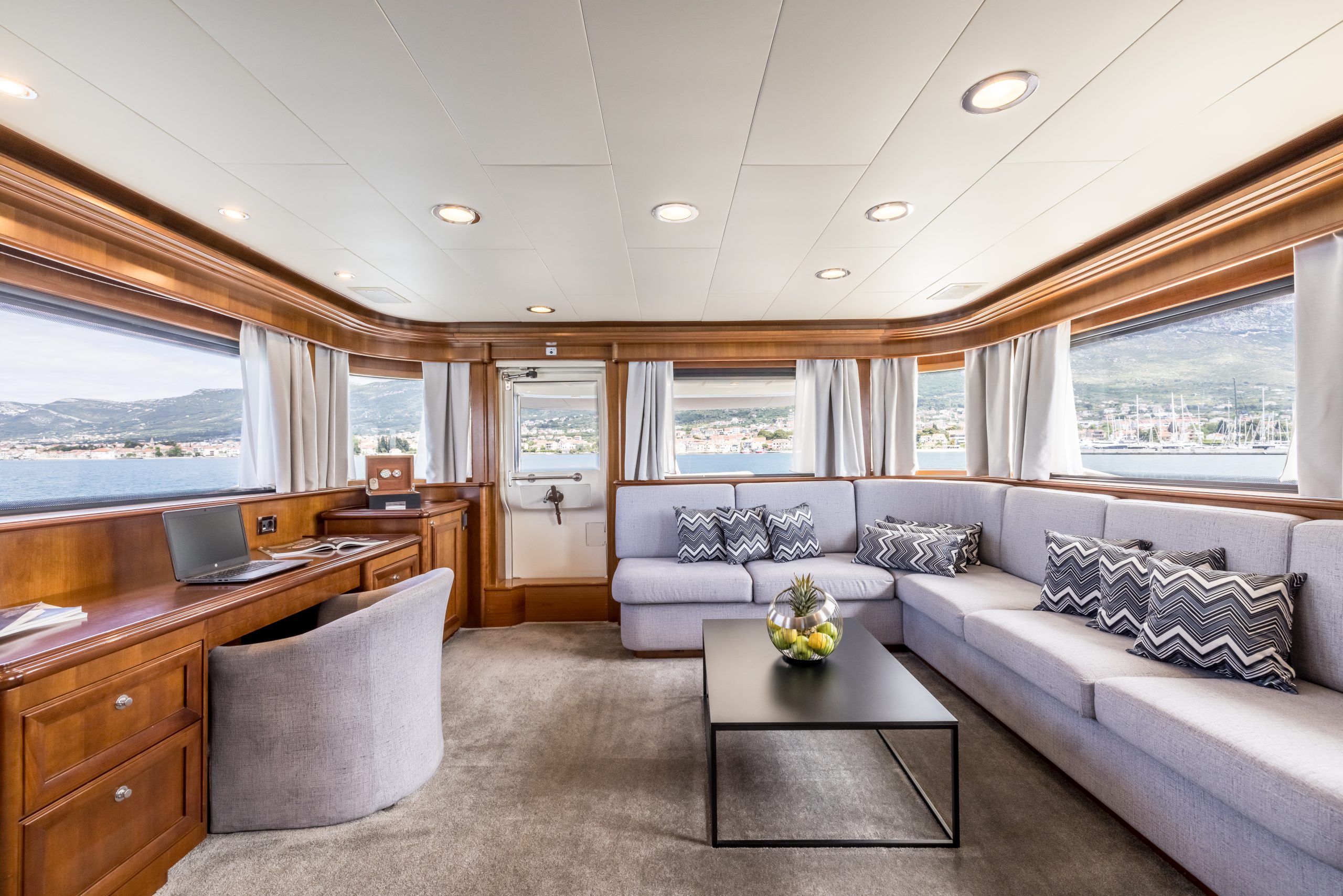 18-Klobuk-Upper-deck-lounge-area_