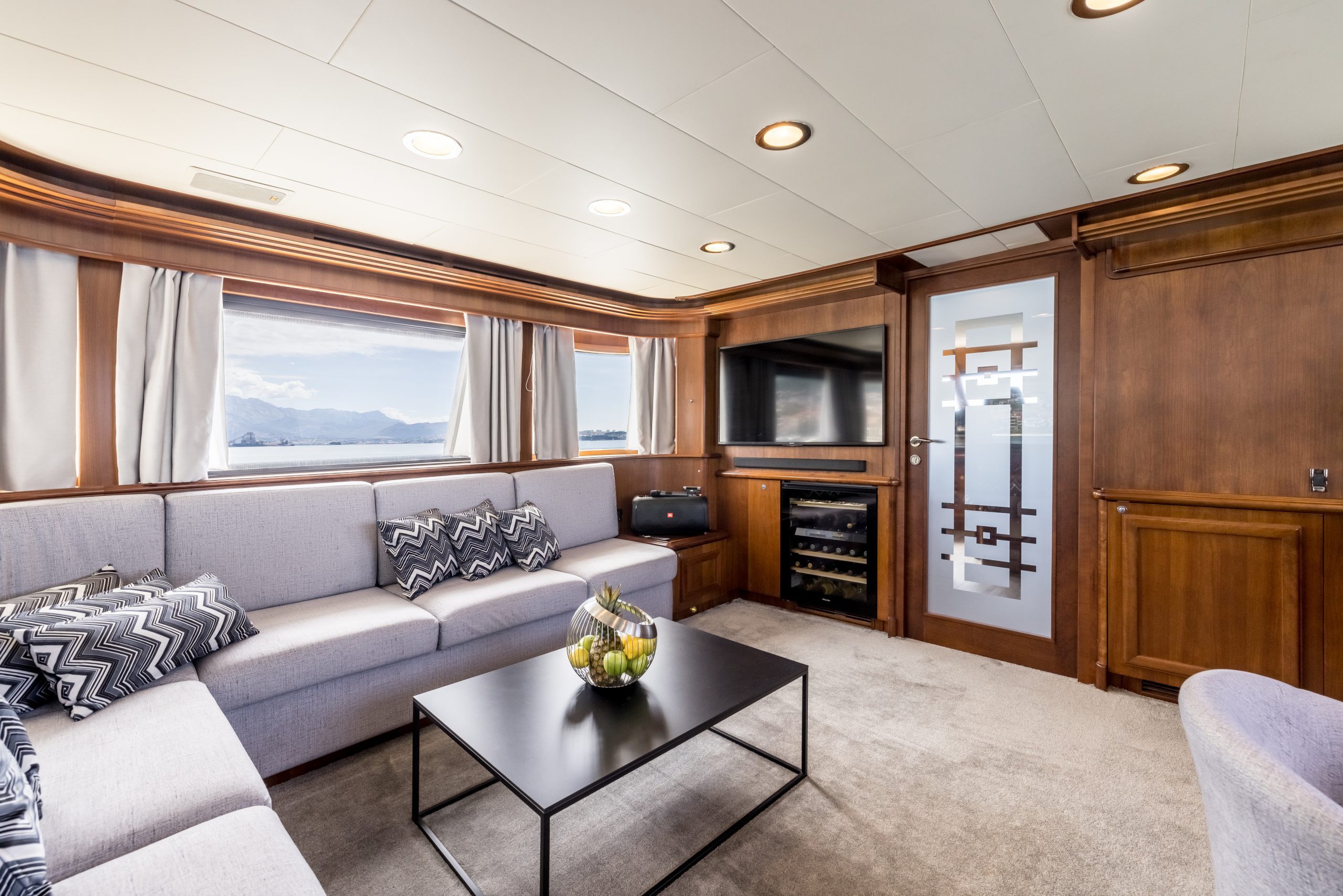 19-Klobuk-Upper-deck-lounge-side-view_