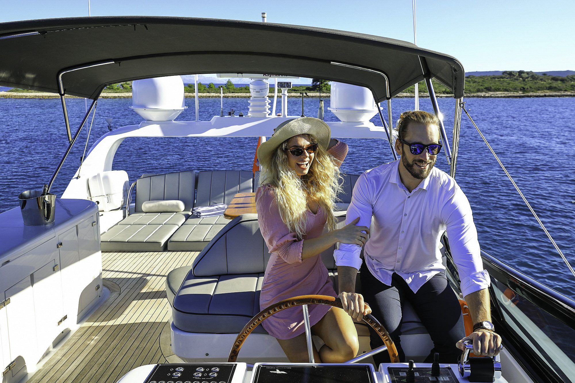 20-HOPE-I-flybridge-cockpit _