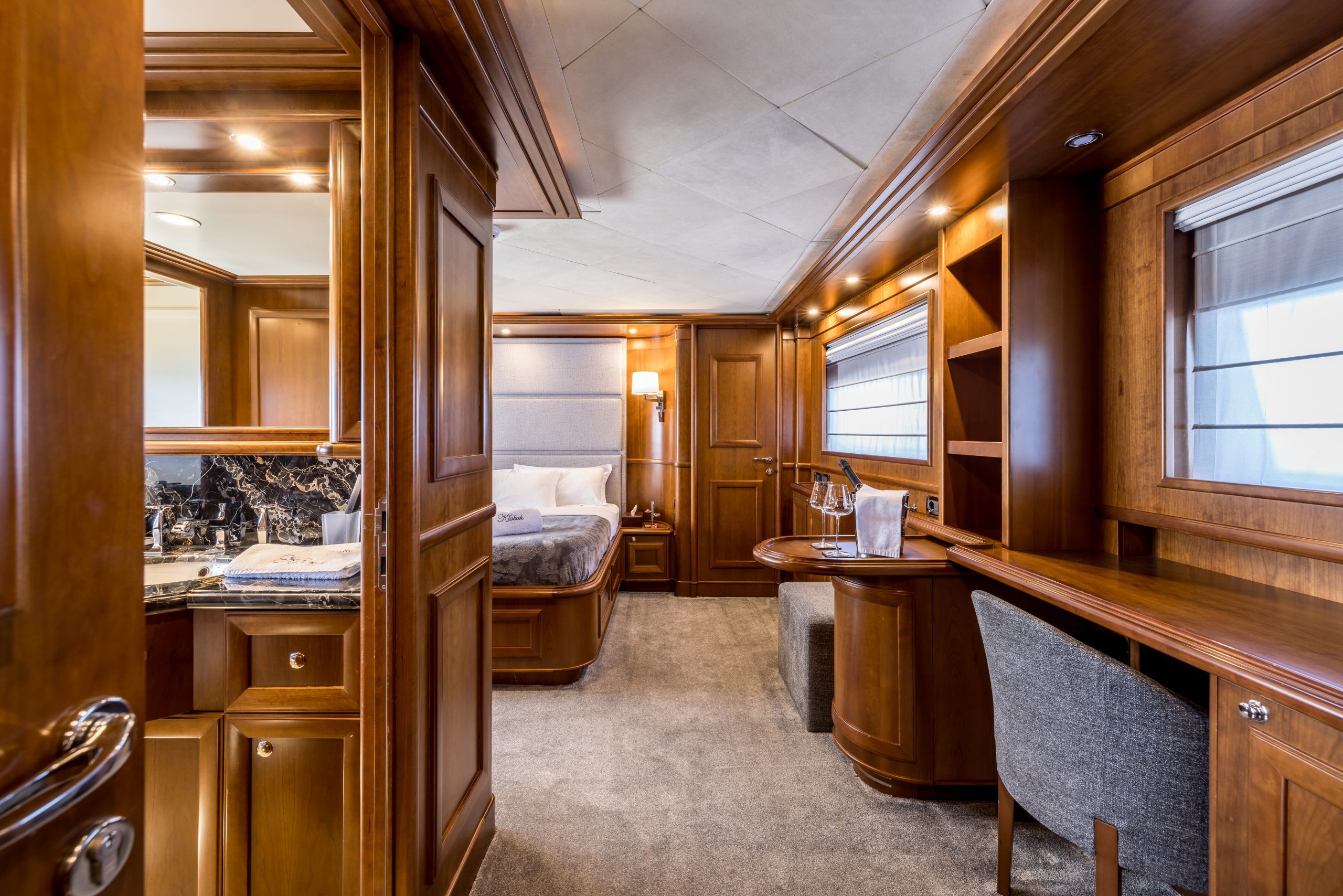 20-Klobuk-Master-cabin-view_