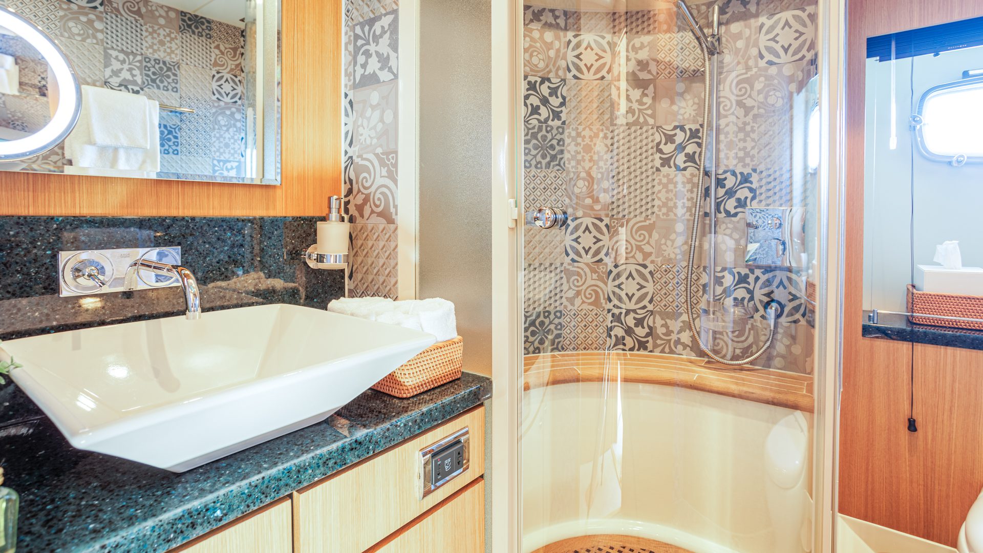 23-JoliDor-VIP-cabin-bathroom_