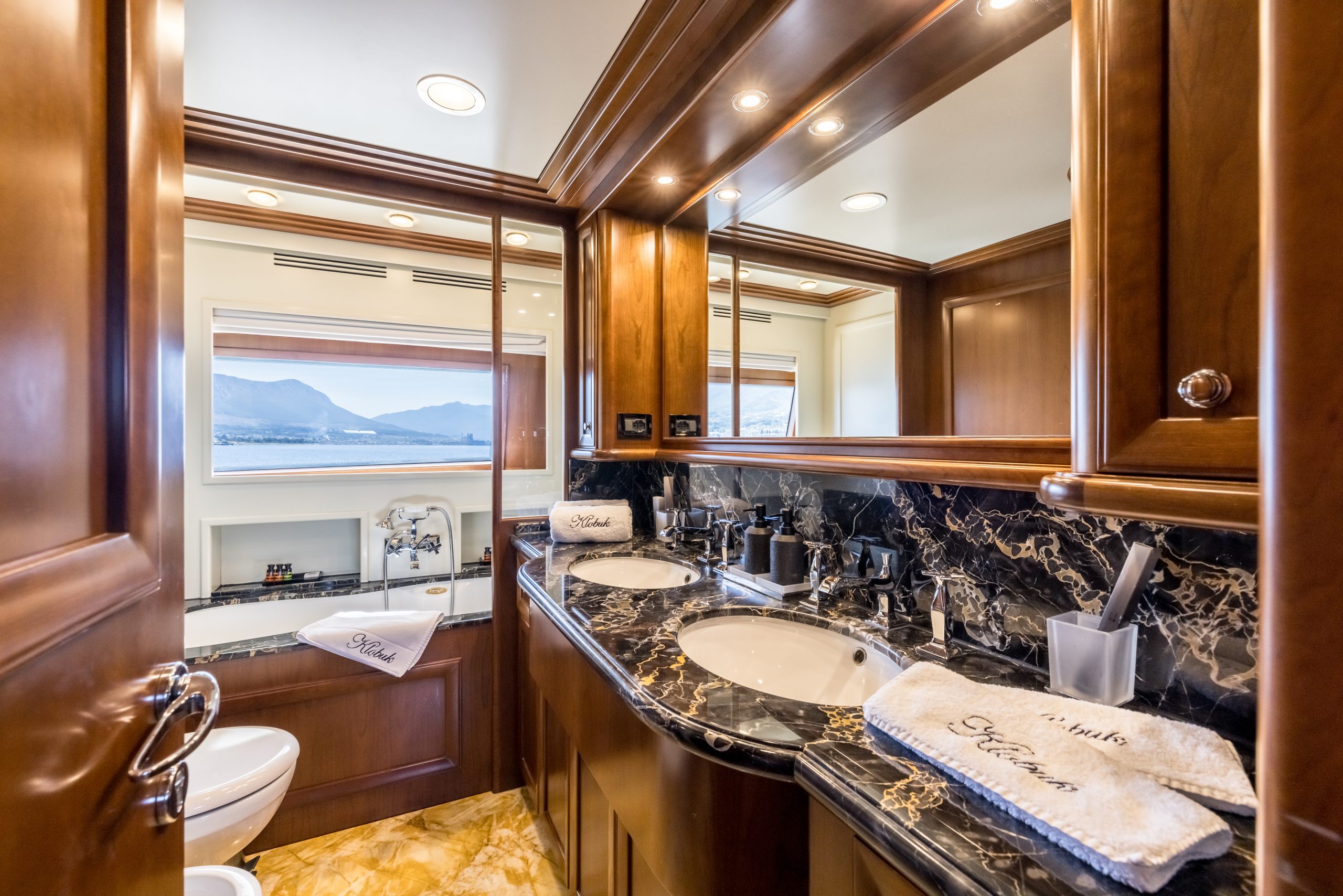 23-Klobuk-Master-bathroom_