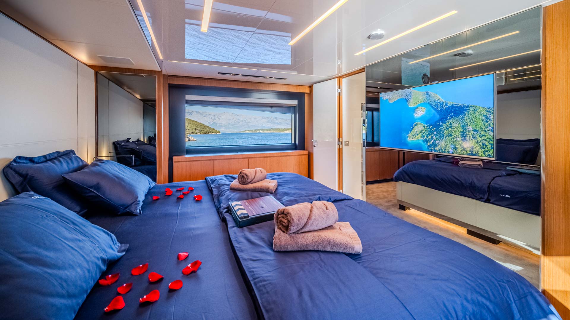25-No-Stress-888-Master-cabin-side-view_