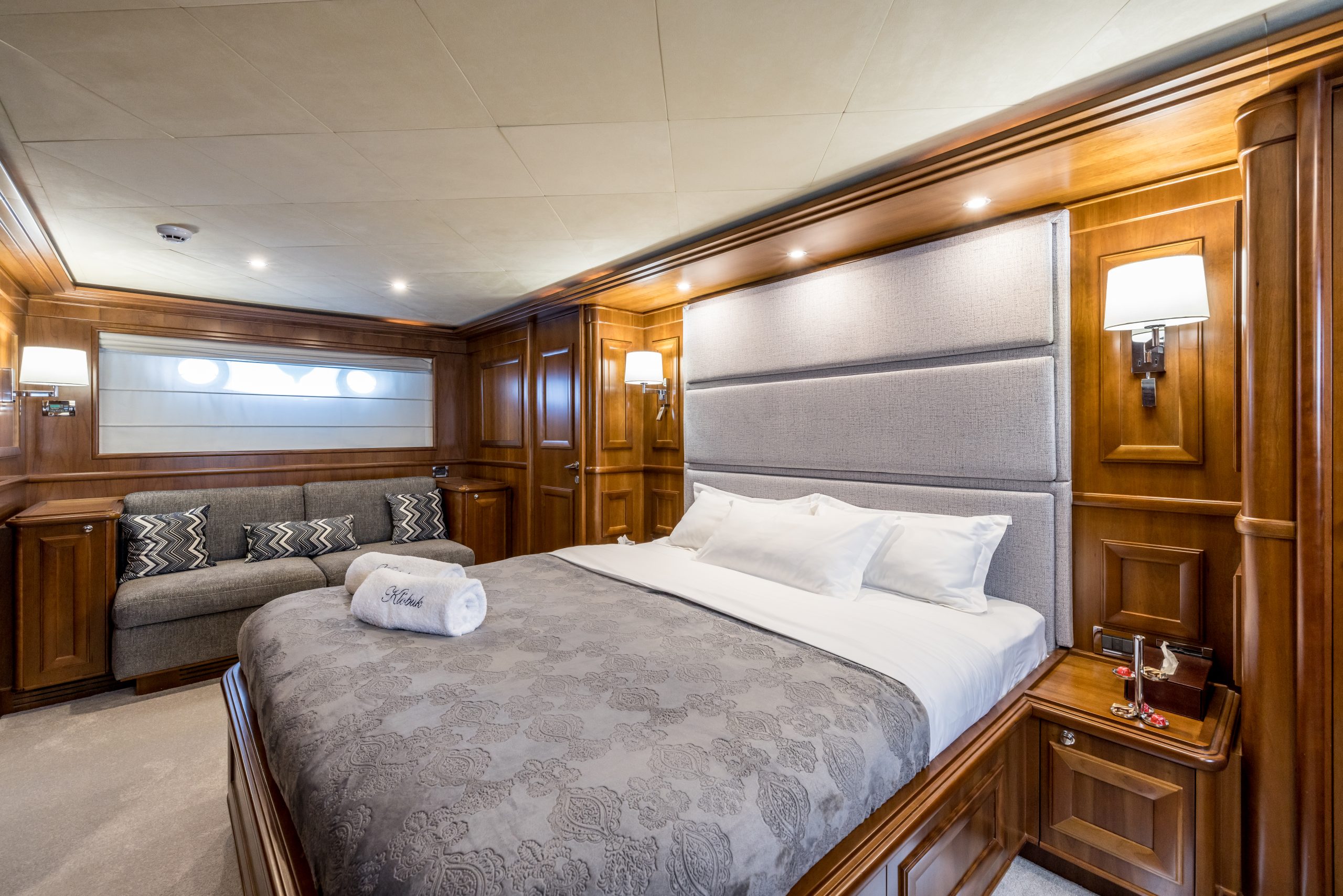 26-Klobuk-VIP-cabin-side-view_