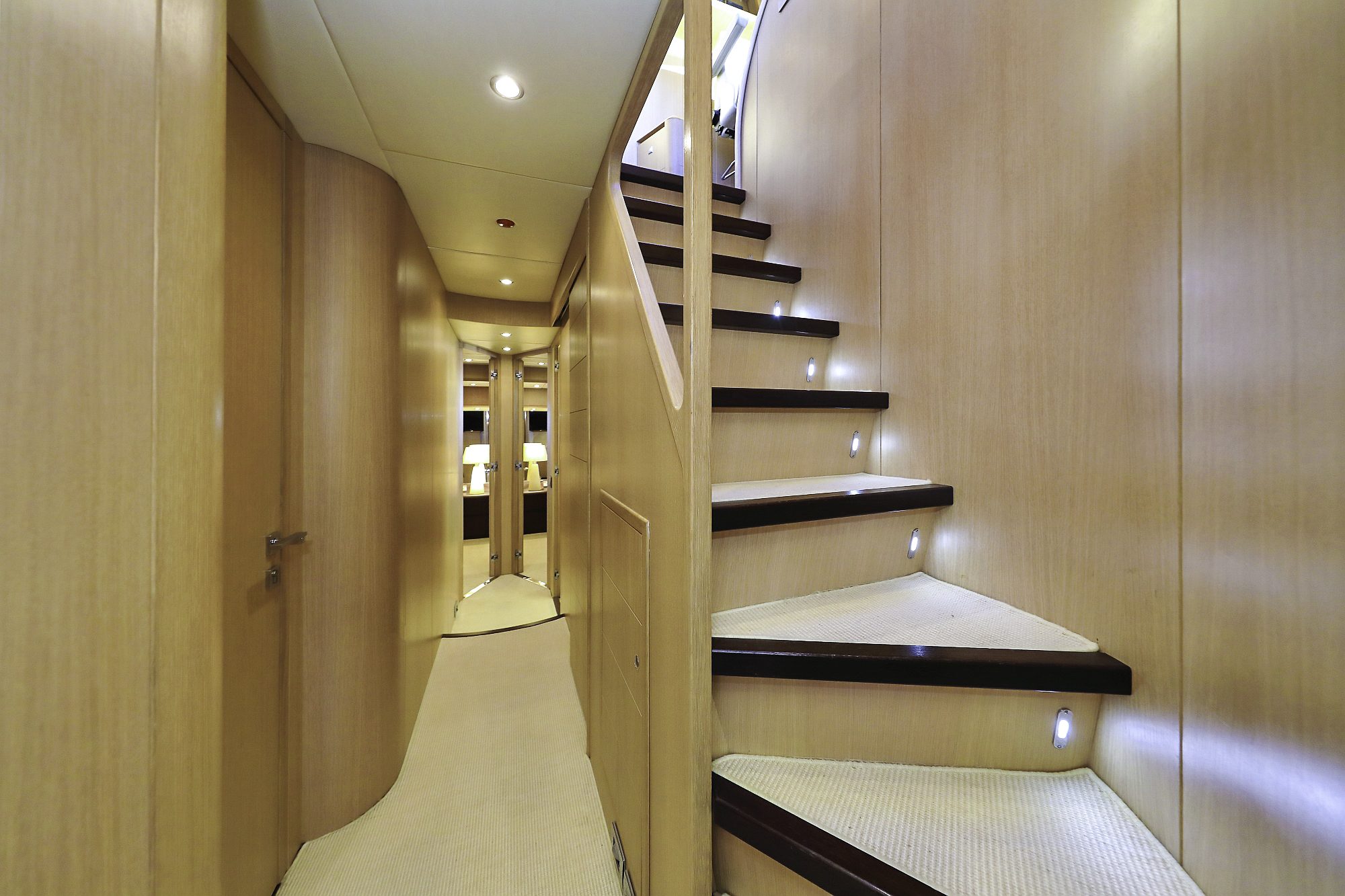 28-HOPE-I-inside-stairs _