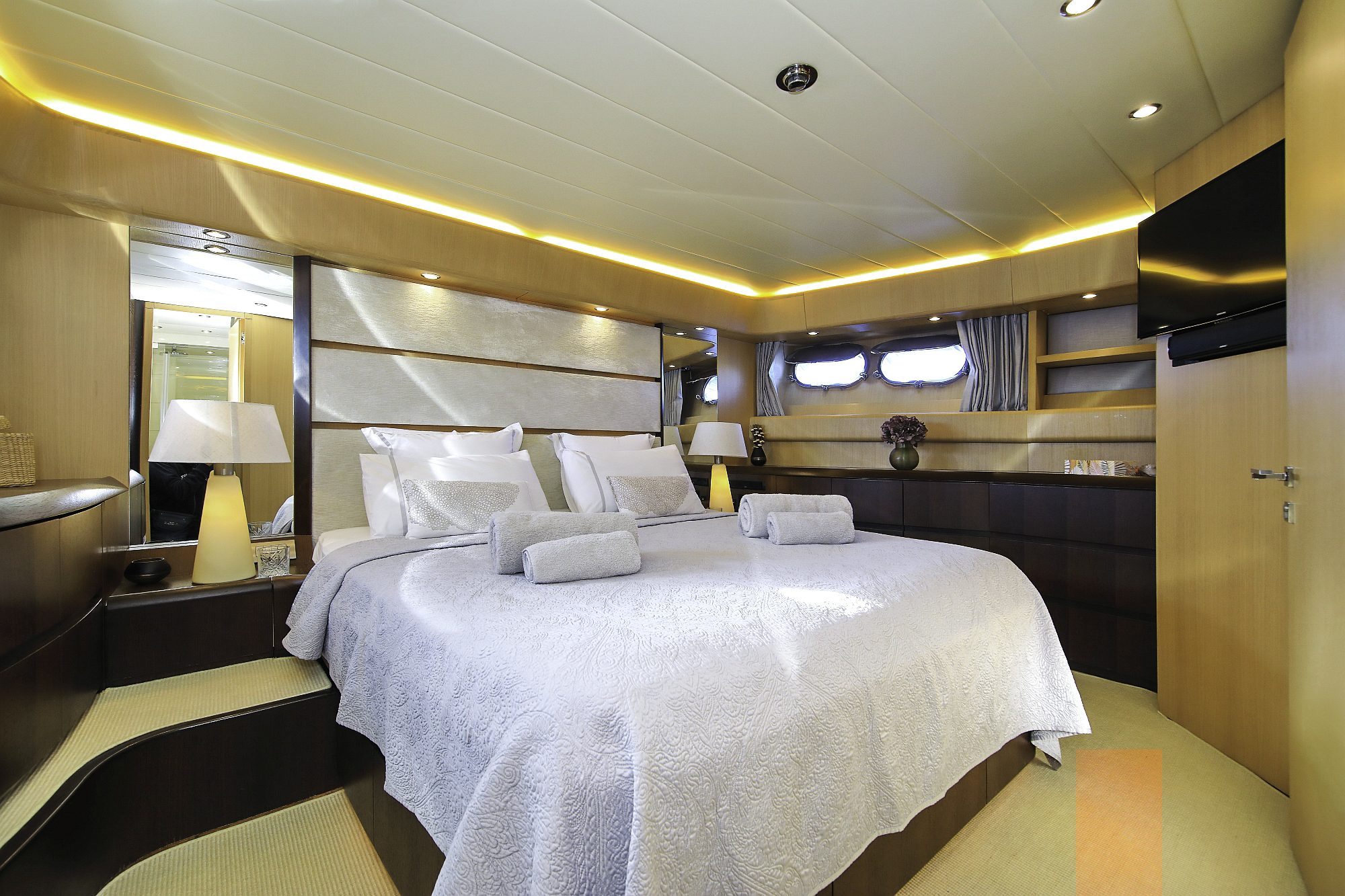 29-HOPE-I-Master-cabin _