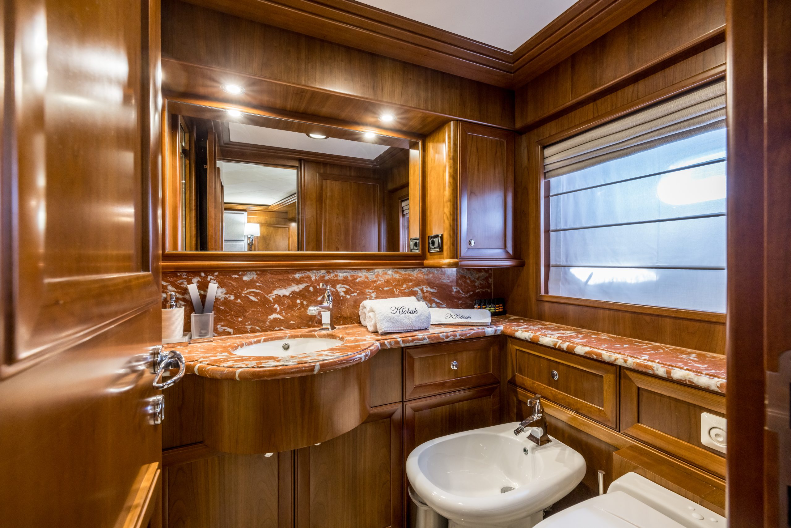 29-Klobuk-Double-cabin-bathroom_