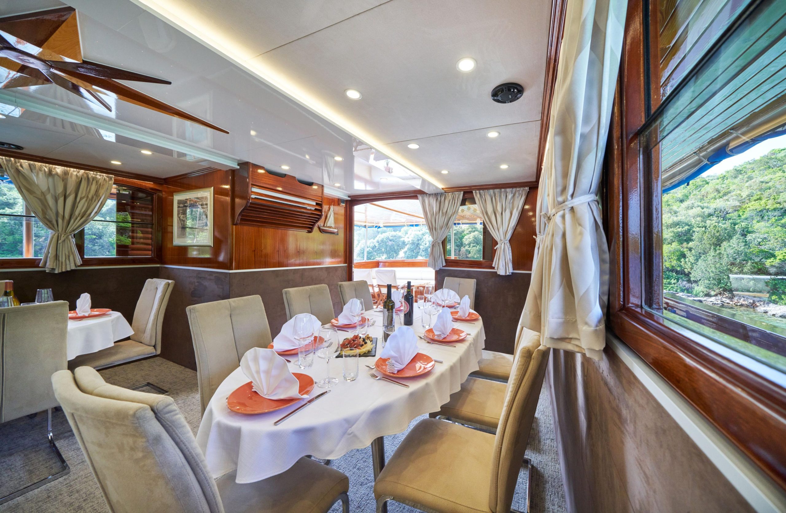 Tajna-Mora-indoor-restaurant