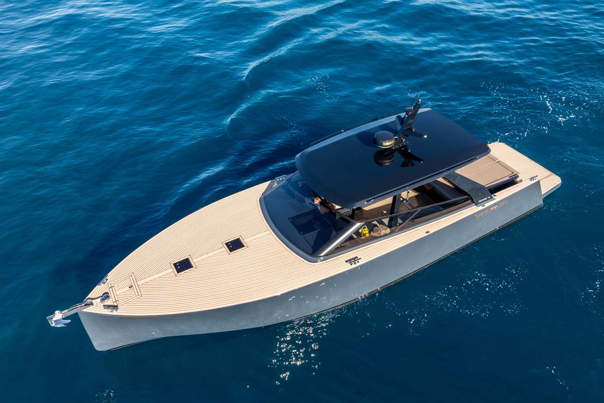 Luxury island hopping Croatia Colnago 45 at sea