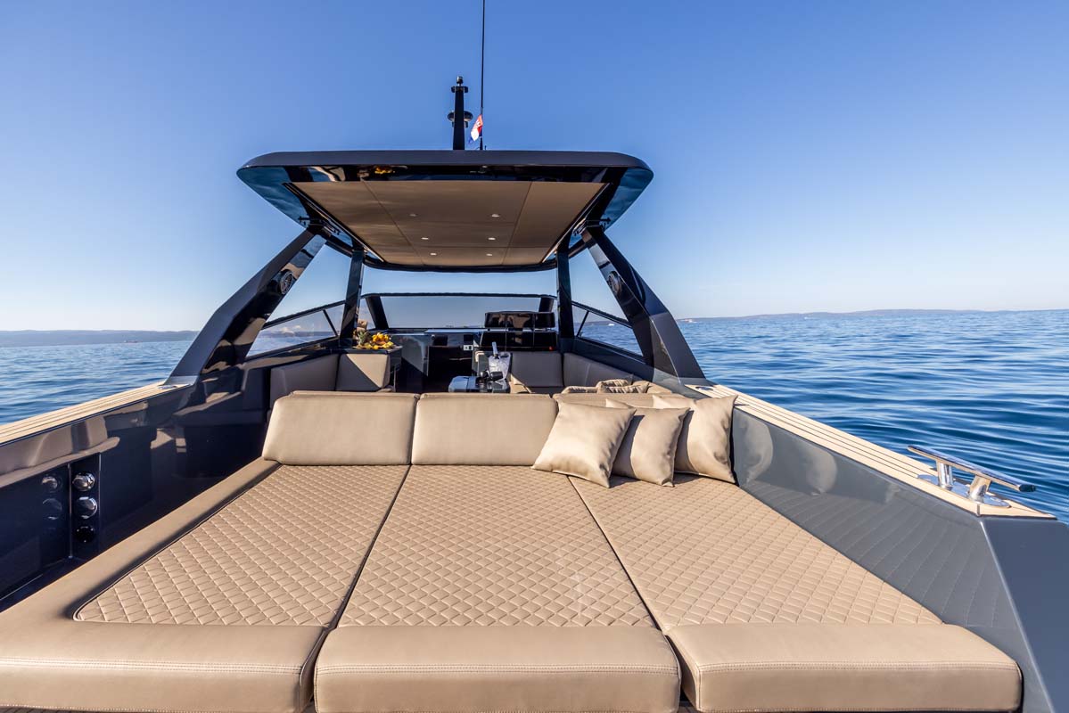 Split island hopping Colnago 45 luxury motor boat at sea