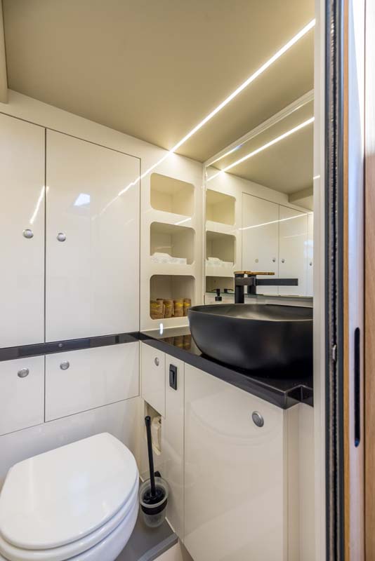 Colnago 45 luxury island hopping Split Toilet